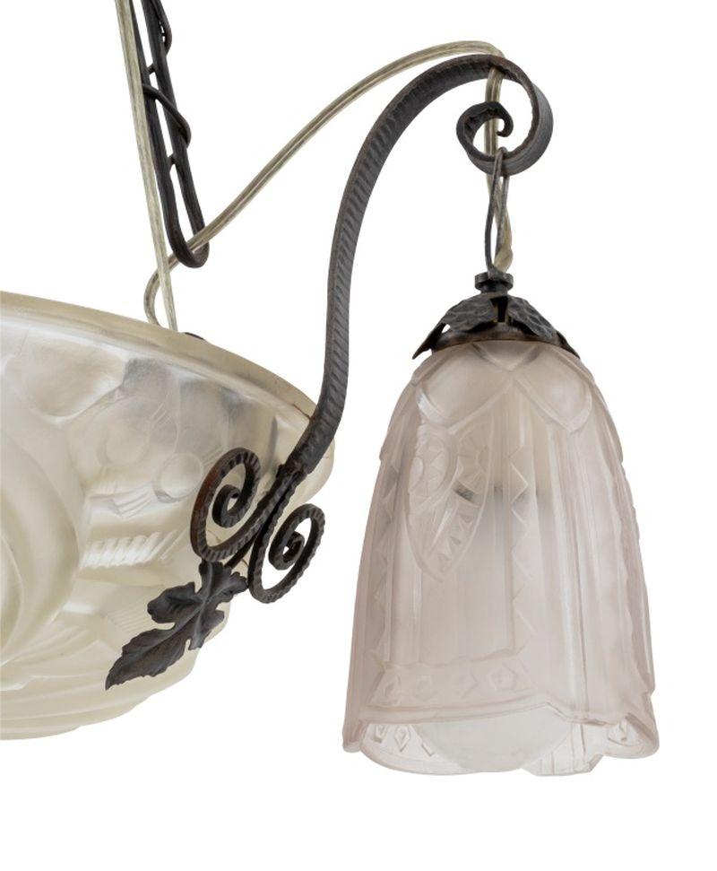 Francese Lampadario francese in vetro pressato e metallo Art Déco in vendita