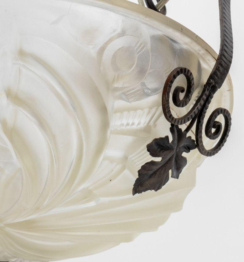 Lampadario francese in vetro pressato e metallo Art Déco In condizioni buone in vendita a Astoria, NY
