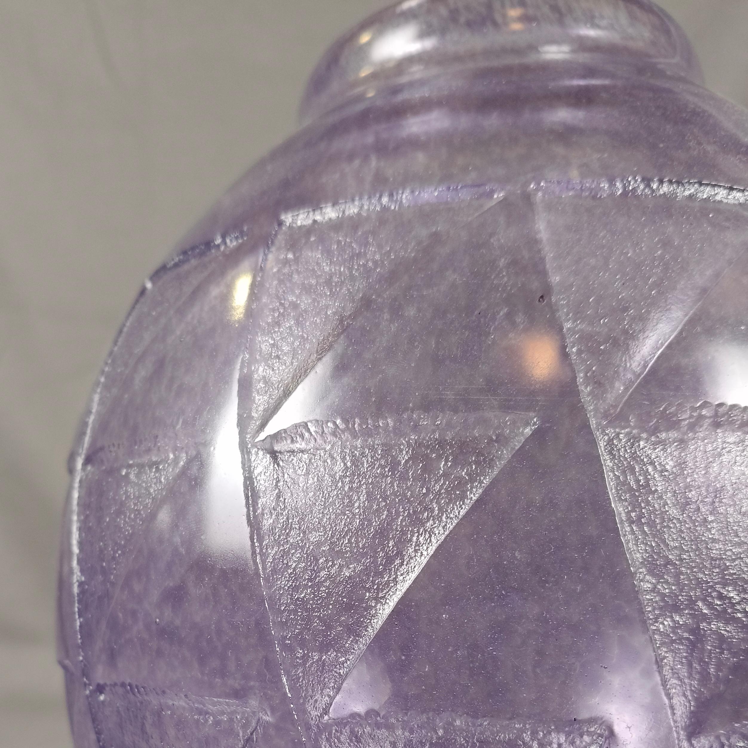 Jarrón Francés Art Decó De Cristal Morado Con Decoración Geométrica en venta 4