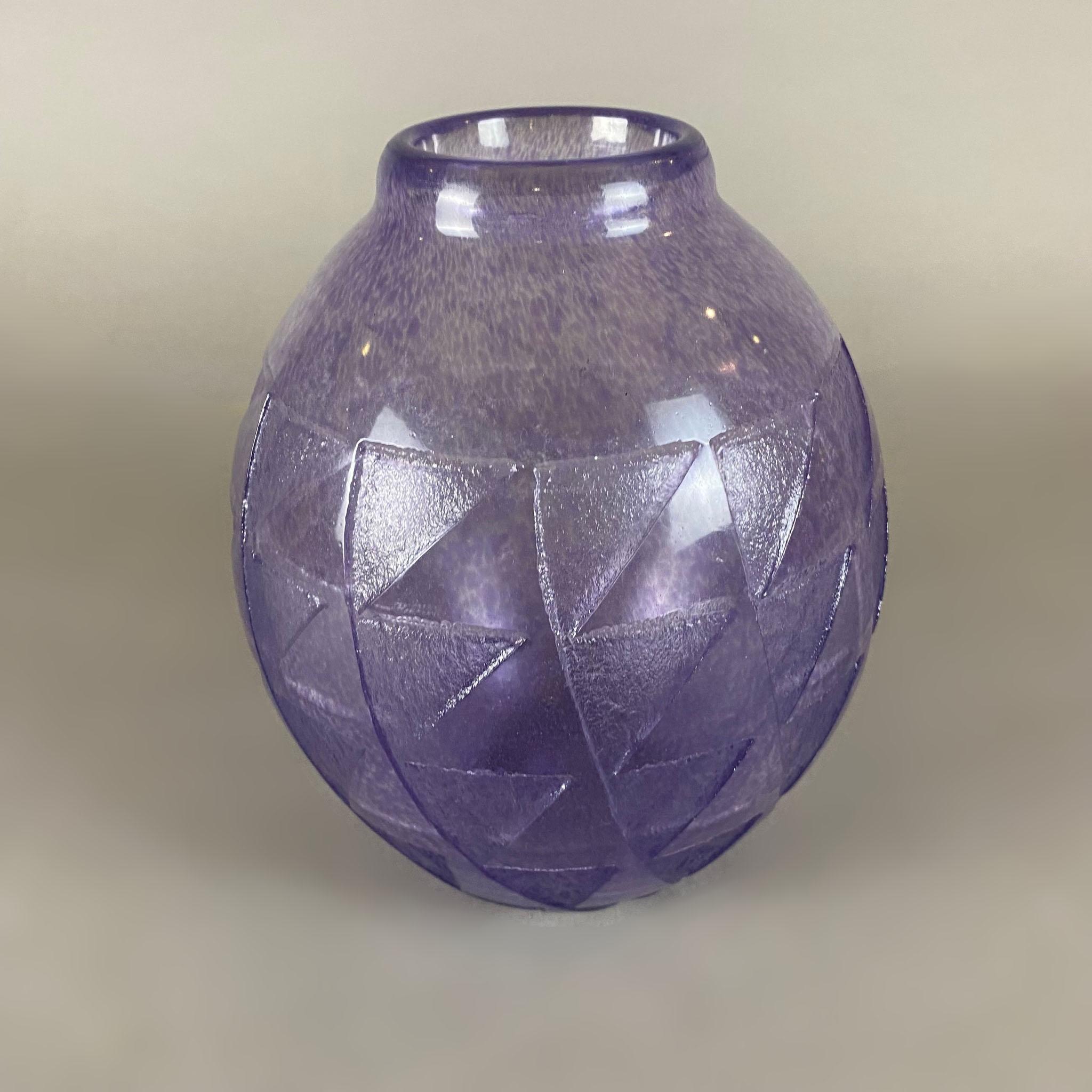 Jarrón francés de 1920 de vidrio prensado morado con motivos triangulares, de Degué. El jarrón está firmado en la parte inferior. 

David Guéron (1892-1950) es un empresario turco de origen judío español, fundador de la marca Degué de vidrio
