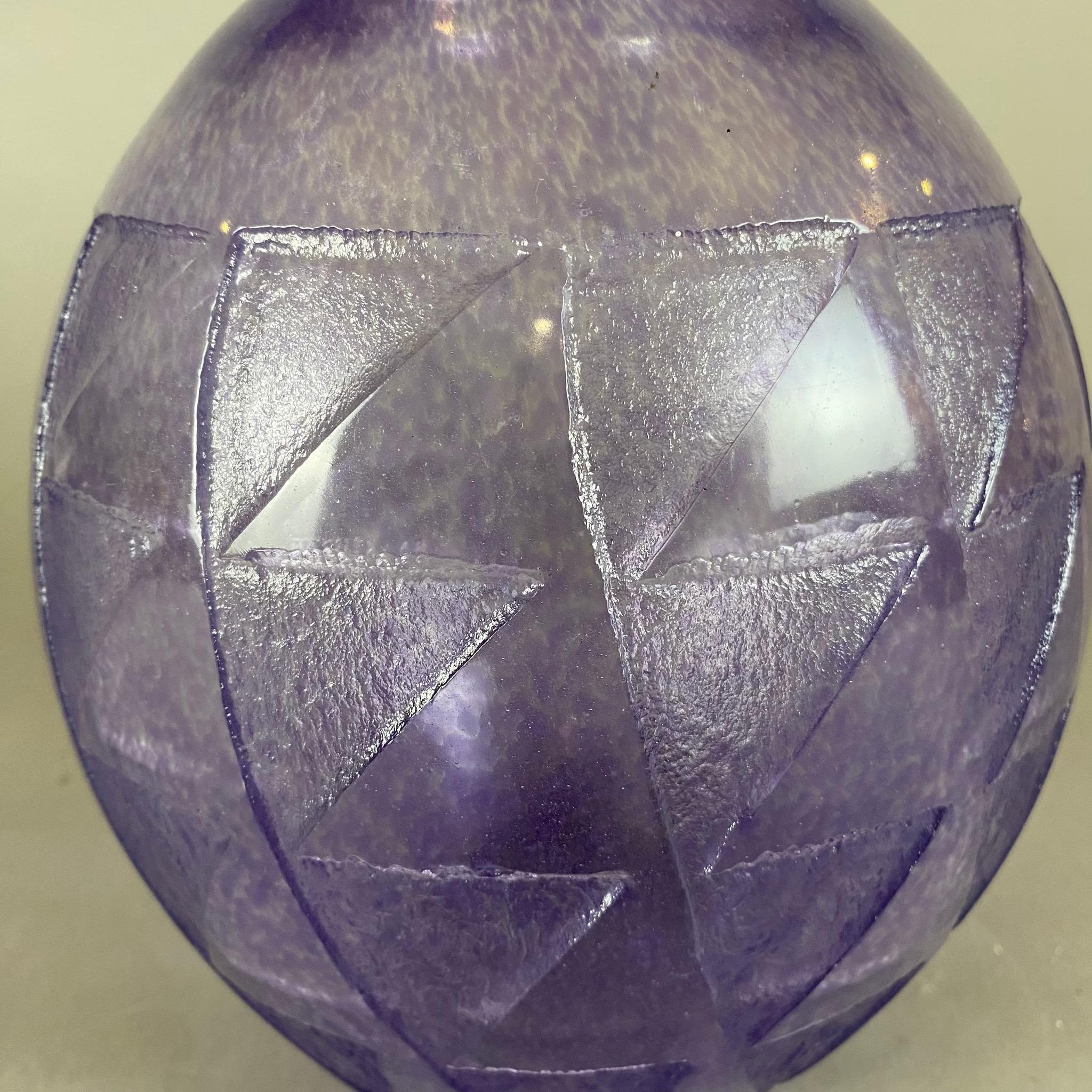 Jarrón Francés Art Decó De Cristal Morado Con Decoración Geométrica Presionado en venta