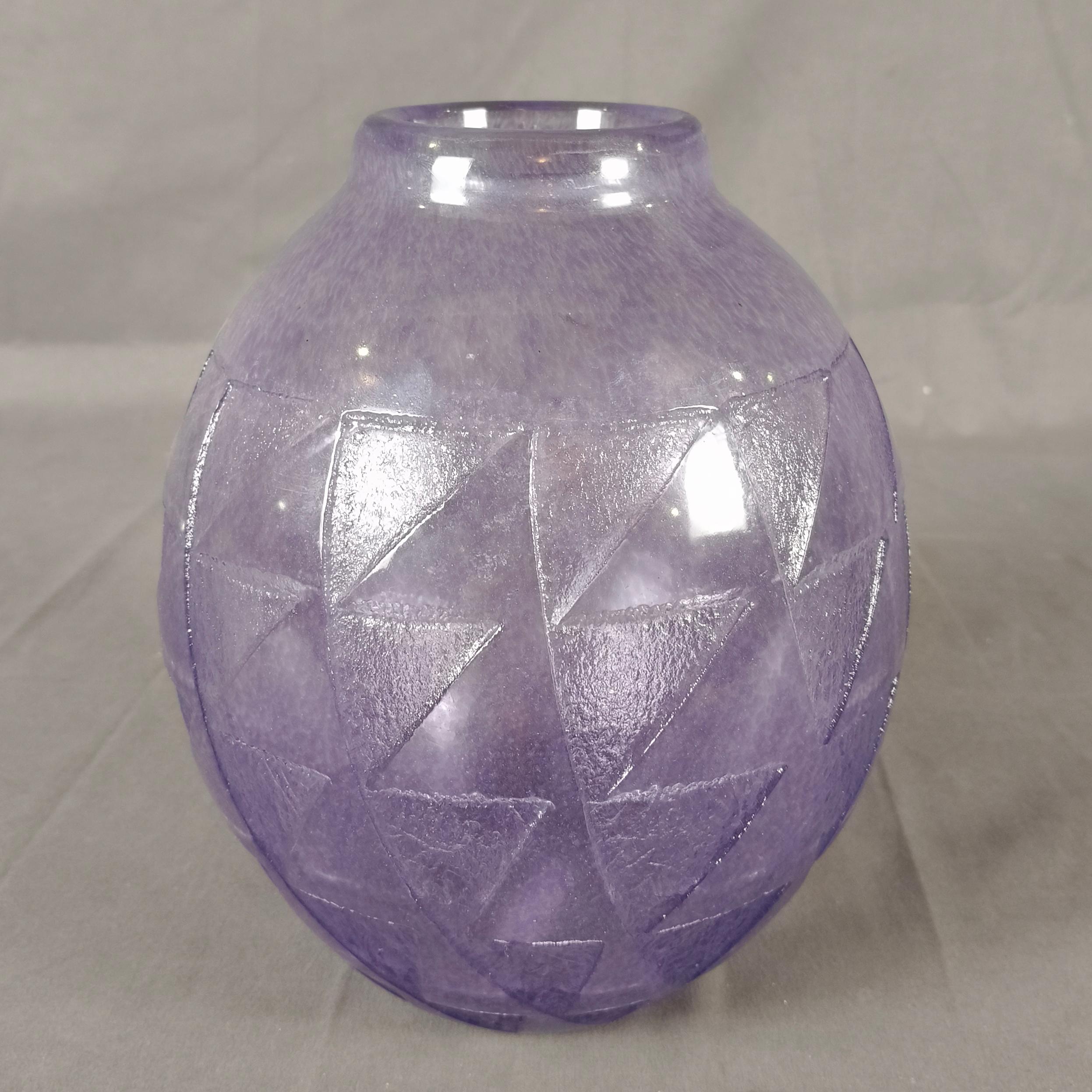 Jarrón Francés Art Decó De Cristal Morado Con Decoración Geométrica principios del siglo XX en venta