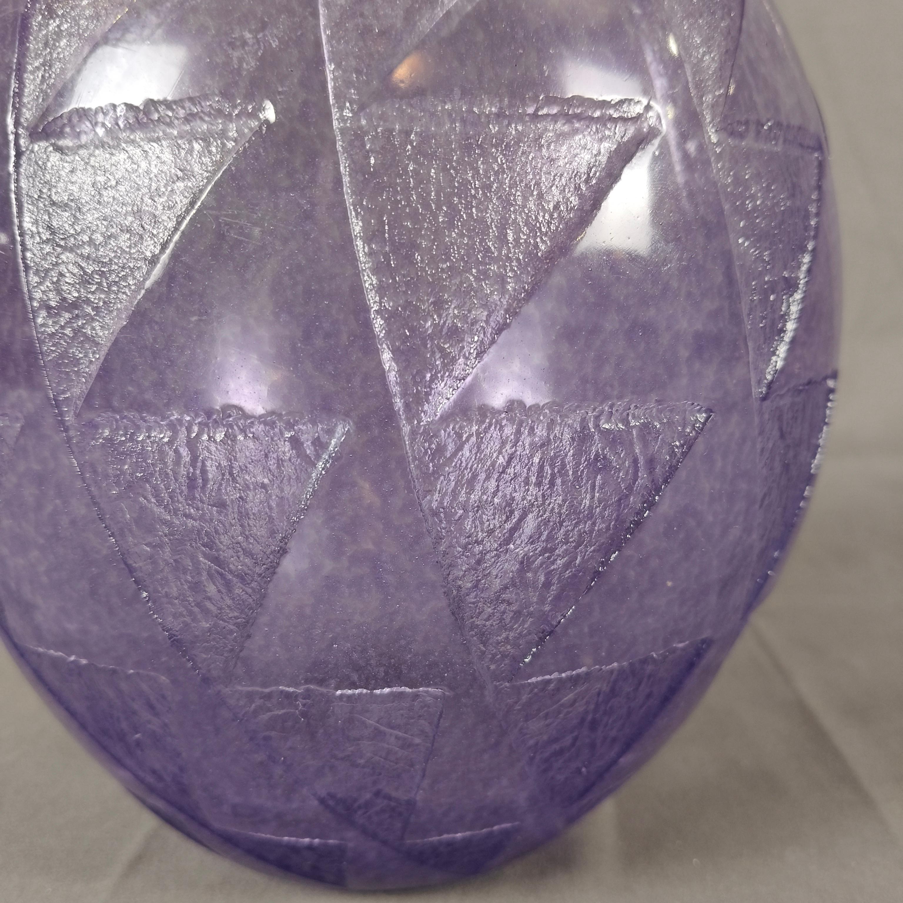 Jarrón Francés Art Decó De Cristal Morado Con Decoración Geométrica Vidrio en venta