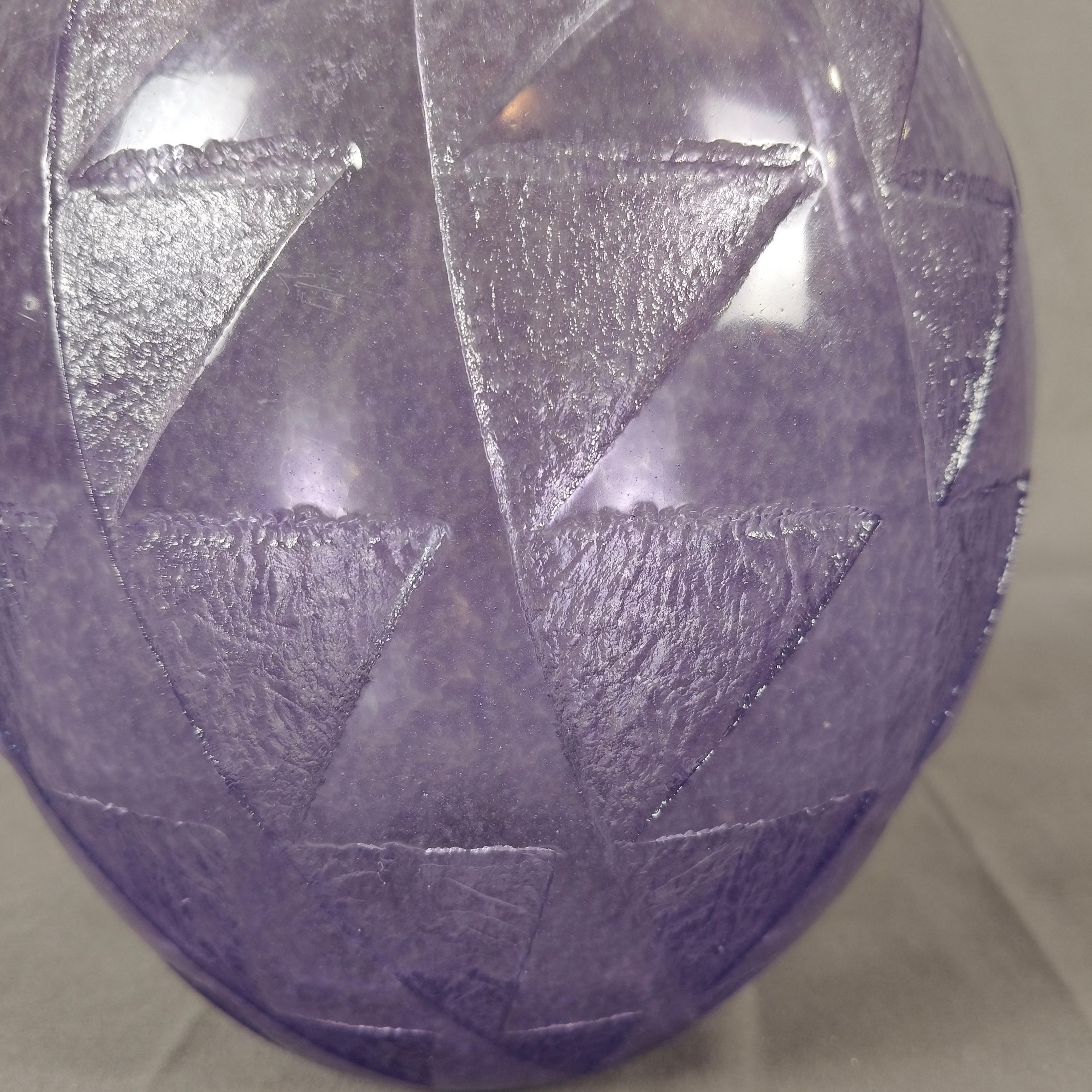 Jarrón Francés Art Decó De Cristal Morado Con Decoración Geométrica en venta 1
