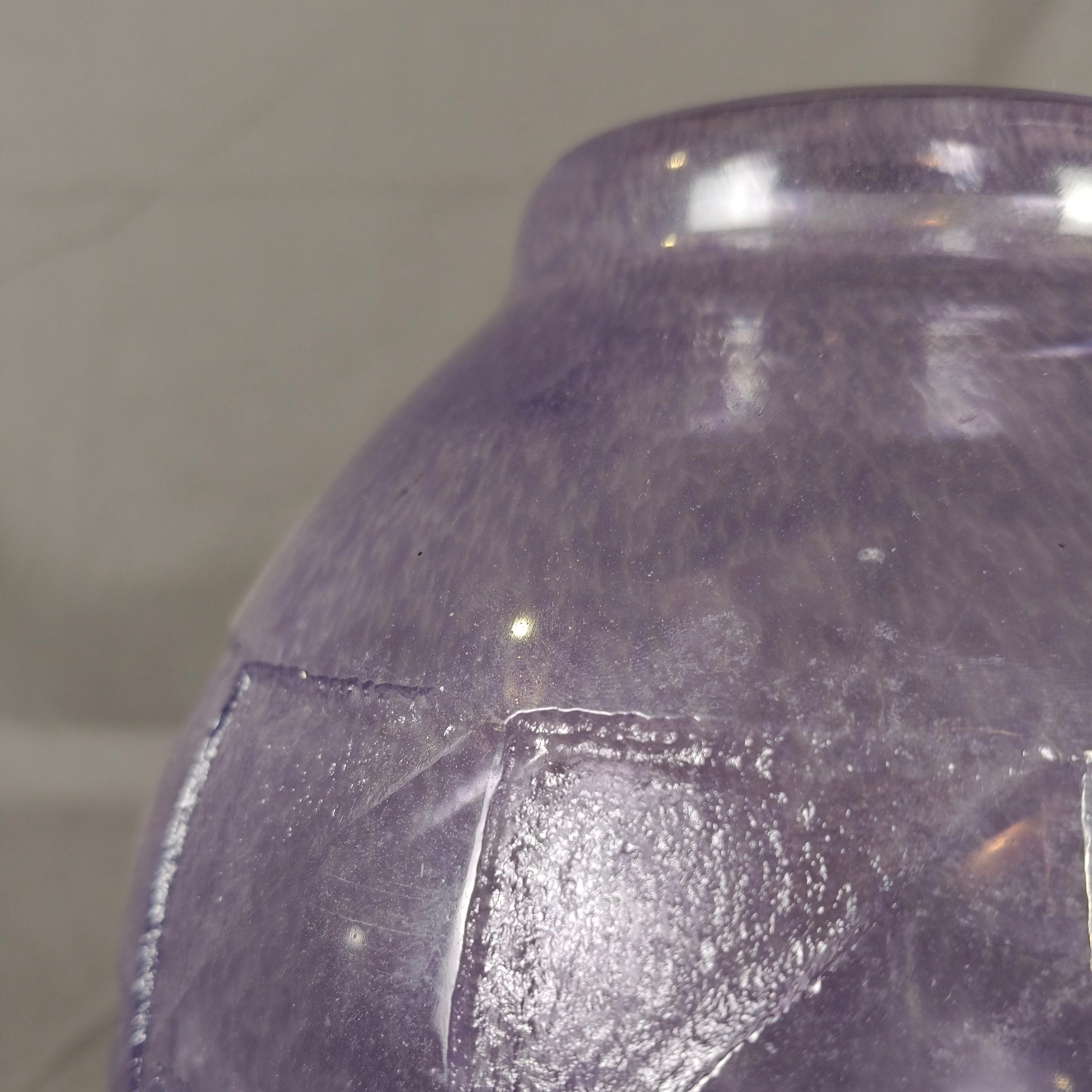 Jarrón Francés Art Decó De Cristal Morado Con Decoración Geométrica en venta 2