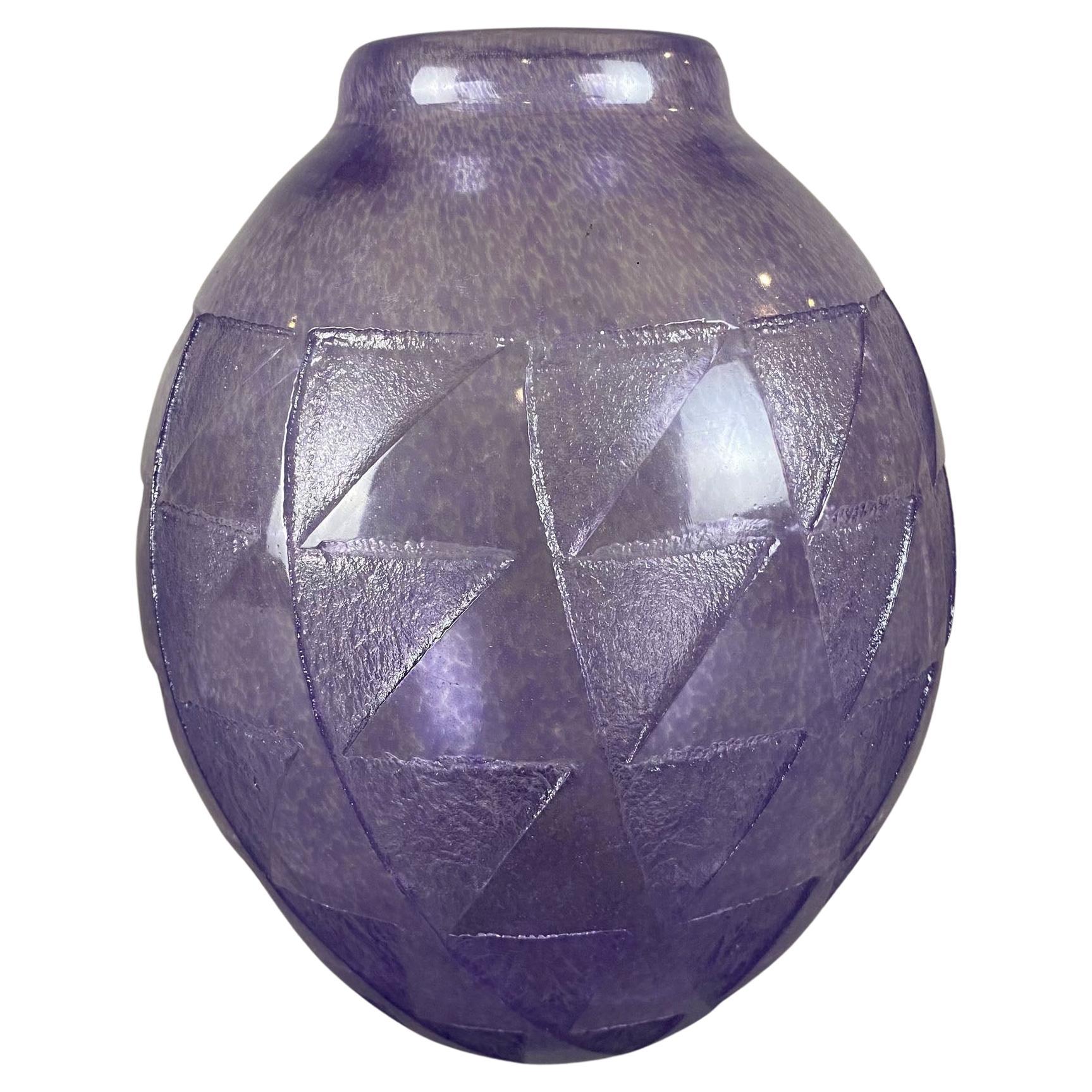 Jarrón Francés Art Decó De Cristal Morado Con Decoración Geométrica en venta