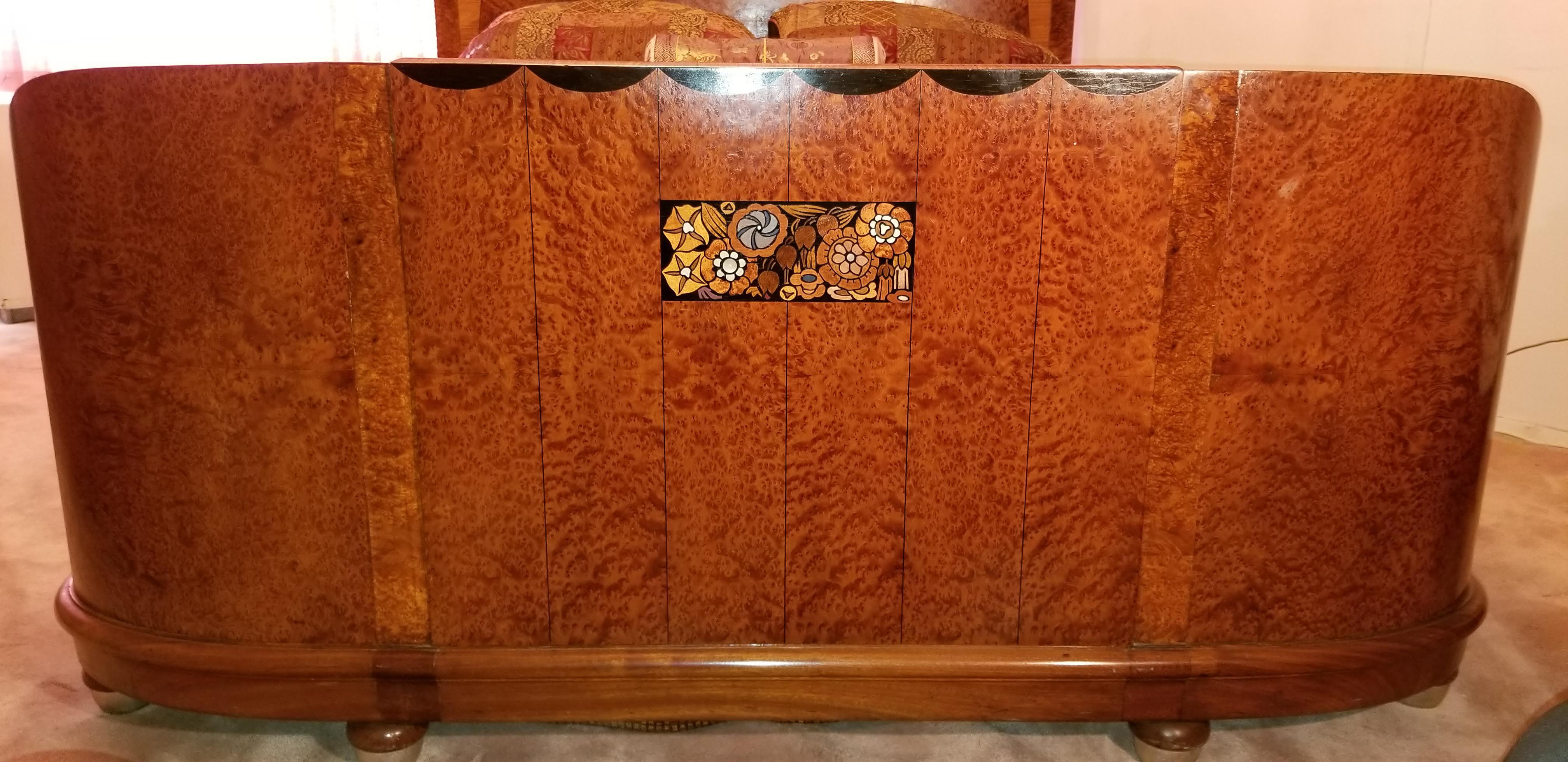 Spectacular French Art Deco Queen size bed comprising headboard, footboard and original matching side rails, in beautifully figured thuya burl wood. Attributed to Maurice Dufrène
The headboard is two-tone and inlaid with mother of pearl