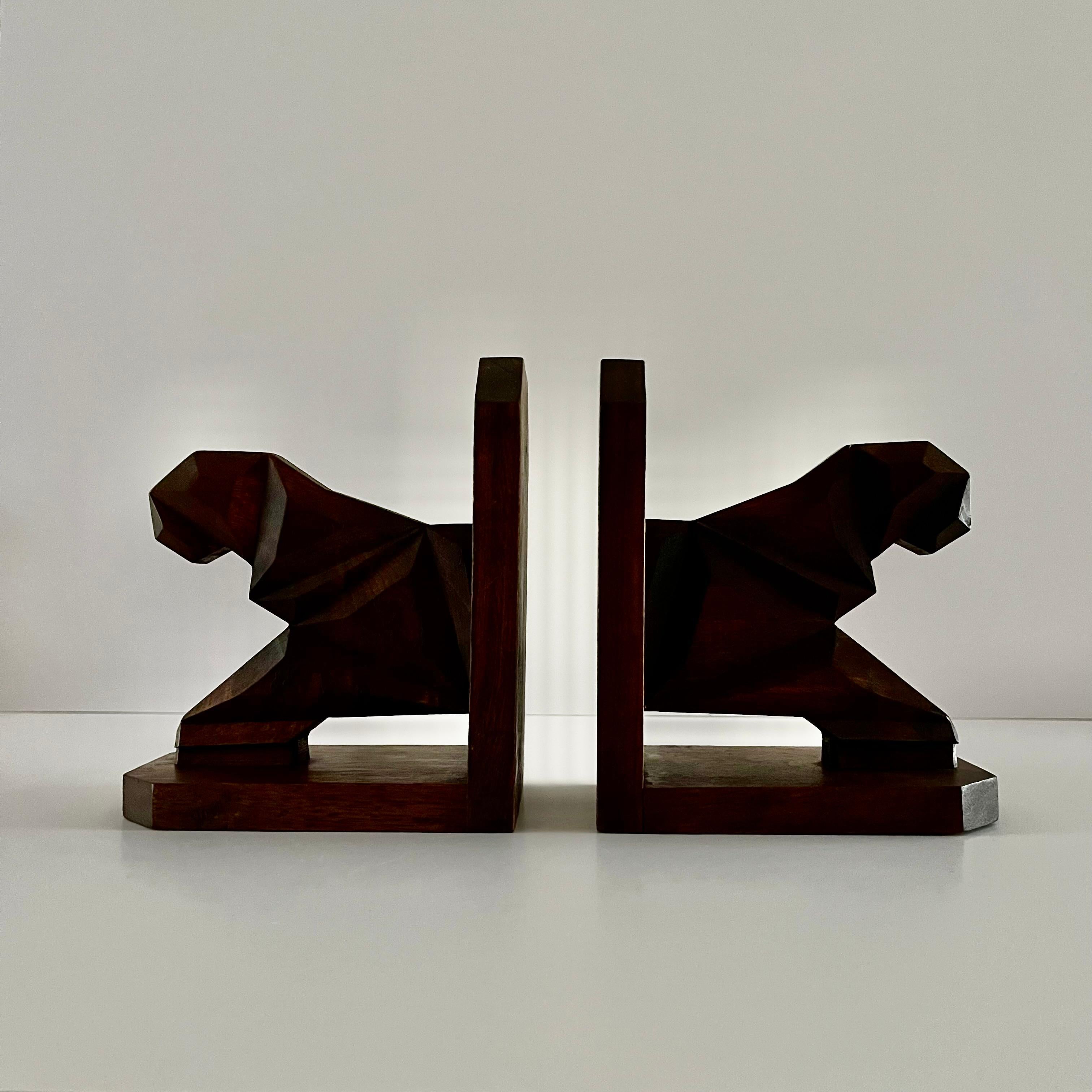 Stupefacente  Fermalibri cubista francese in legno intagliato raffigurante dei leoni.