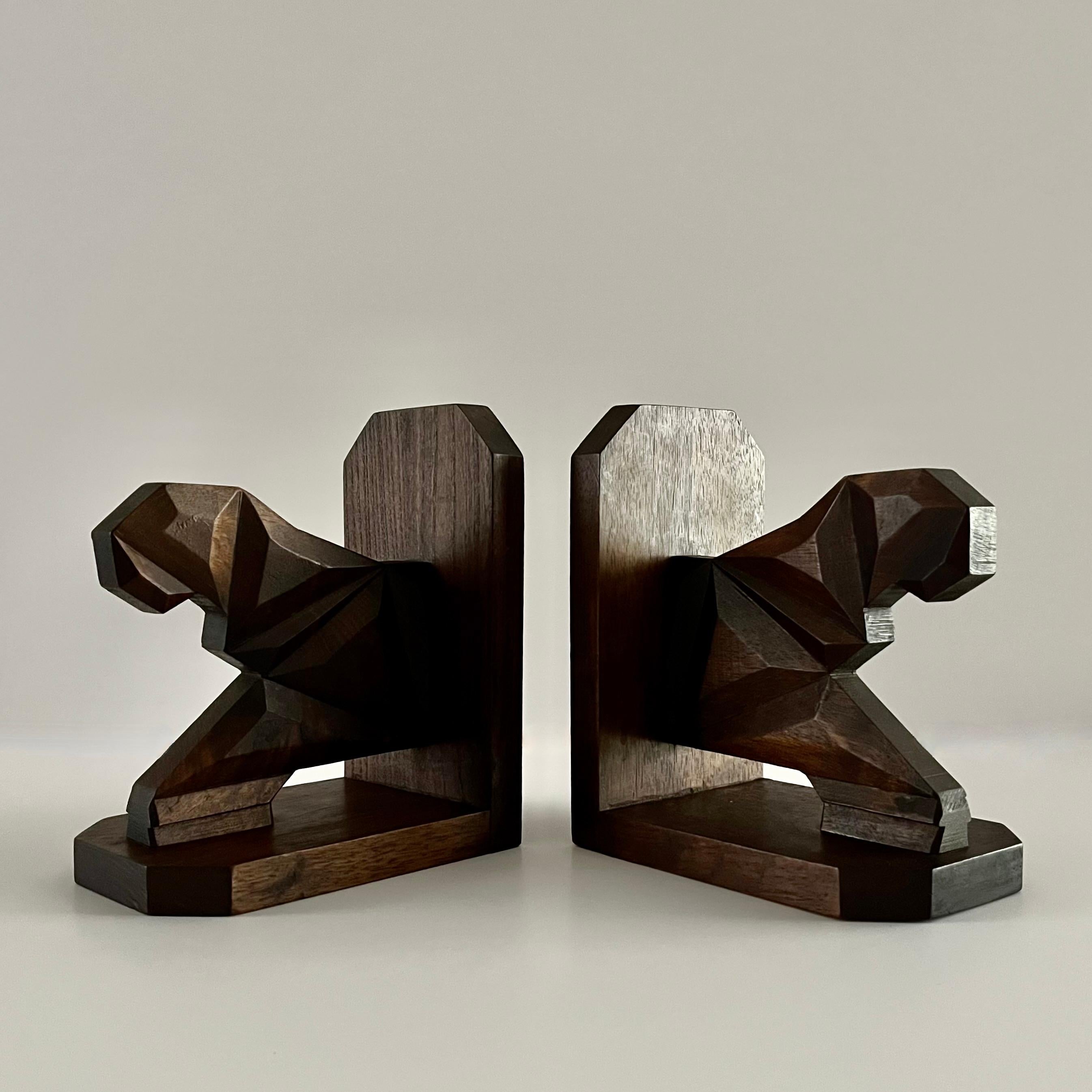 Intagliato Raro reggilibri cubista francese in legno intagliato Art Carved di leoni in vendita