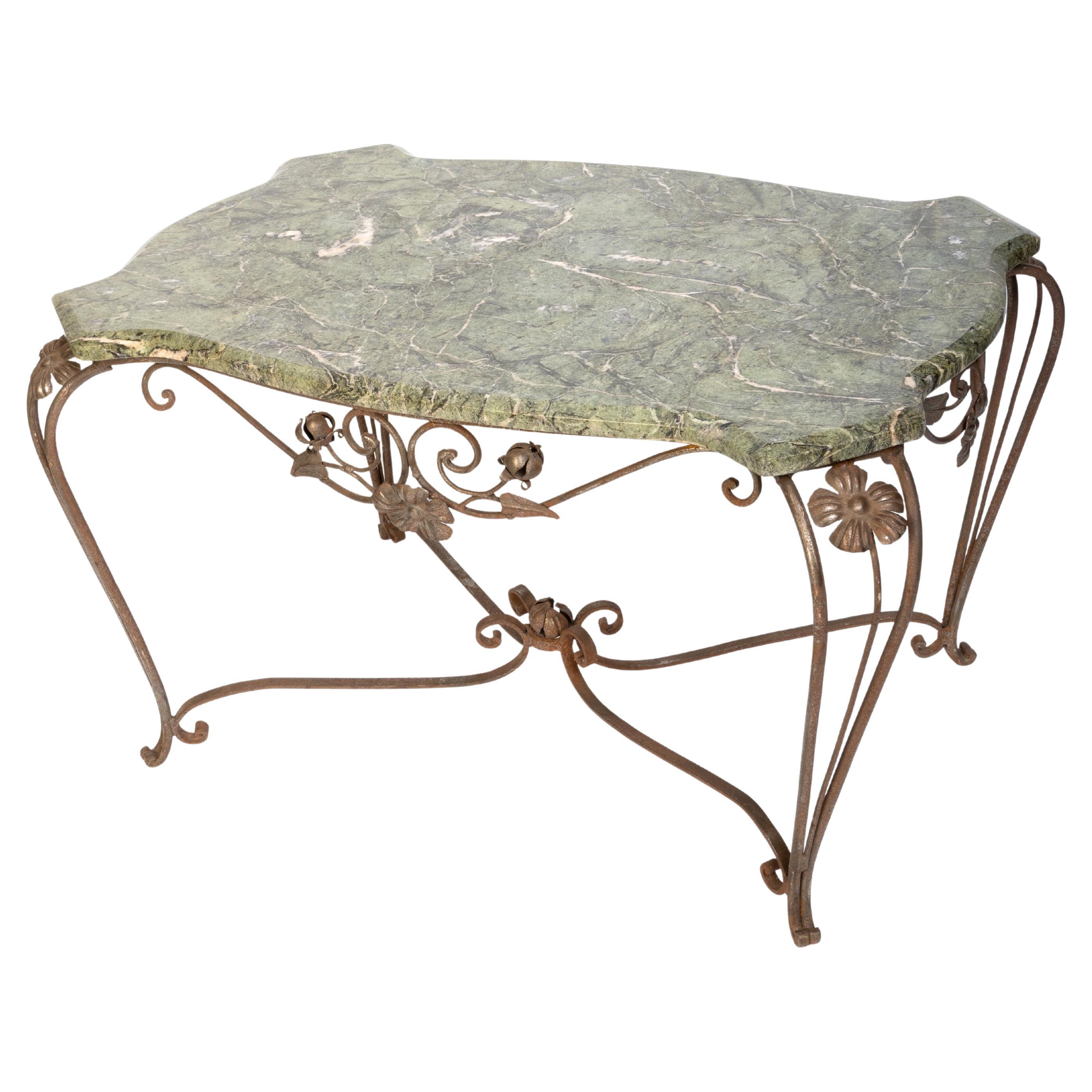 Tavolino da caffè Art Deco a forma di serpentina con piano in marmo e struttura in metallo 
Francia, C.1920
Alla maniera di Raymond Subes.
Cornice in metallo a volute foliate splendidamente patinate.
Adatta sia all'interno che all'esterno.
In buone