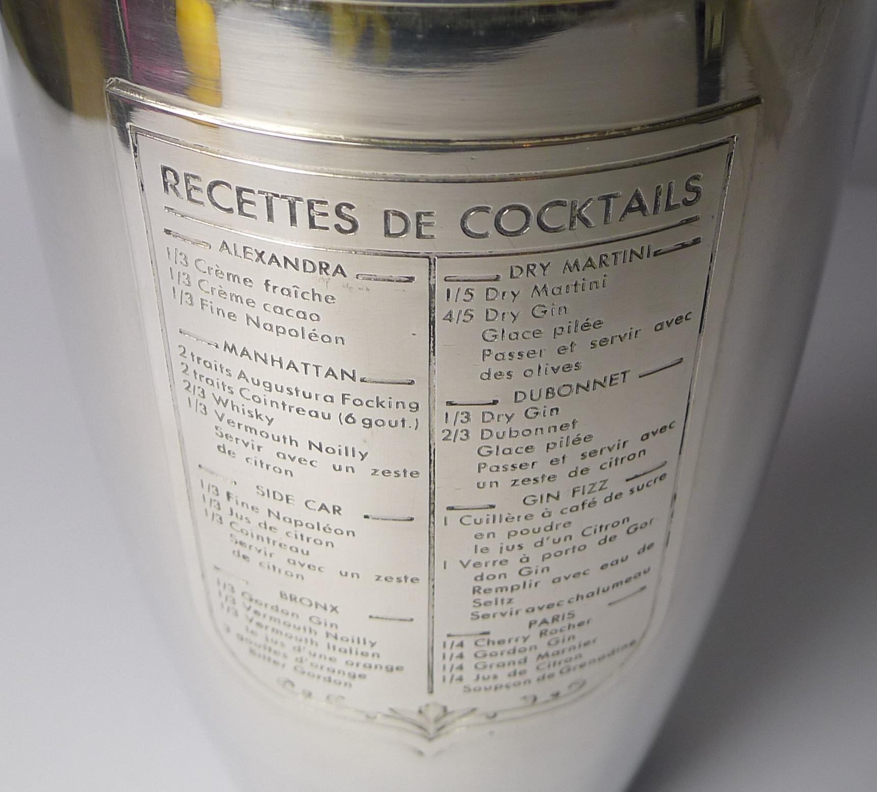 Un rare et magnifique shaker à cocktail Art Déco français en métal argenté:: datant d'environ 1940. 

La face avant du shaker est montée d'un blason gravé de huit recettes de cocktails ; Dry Martini / Alexandra / Manhattan / Side Car / Dubonnet /
