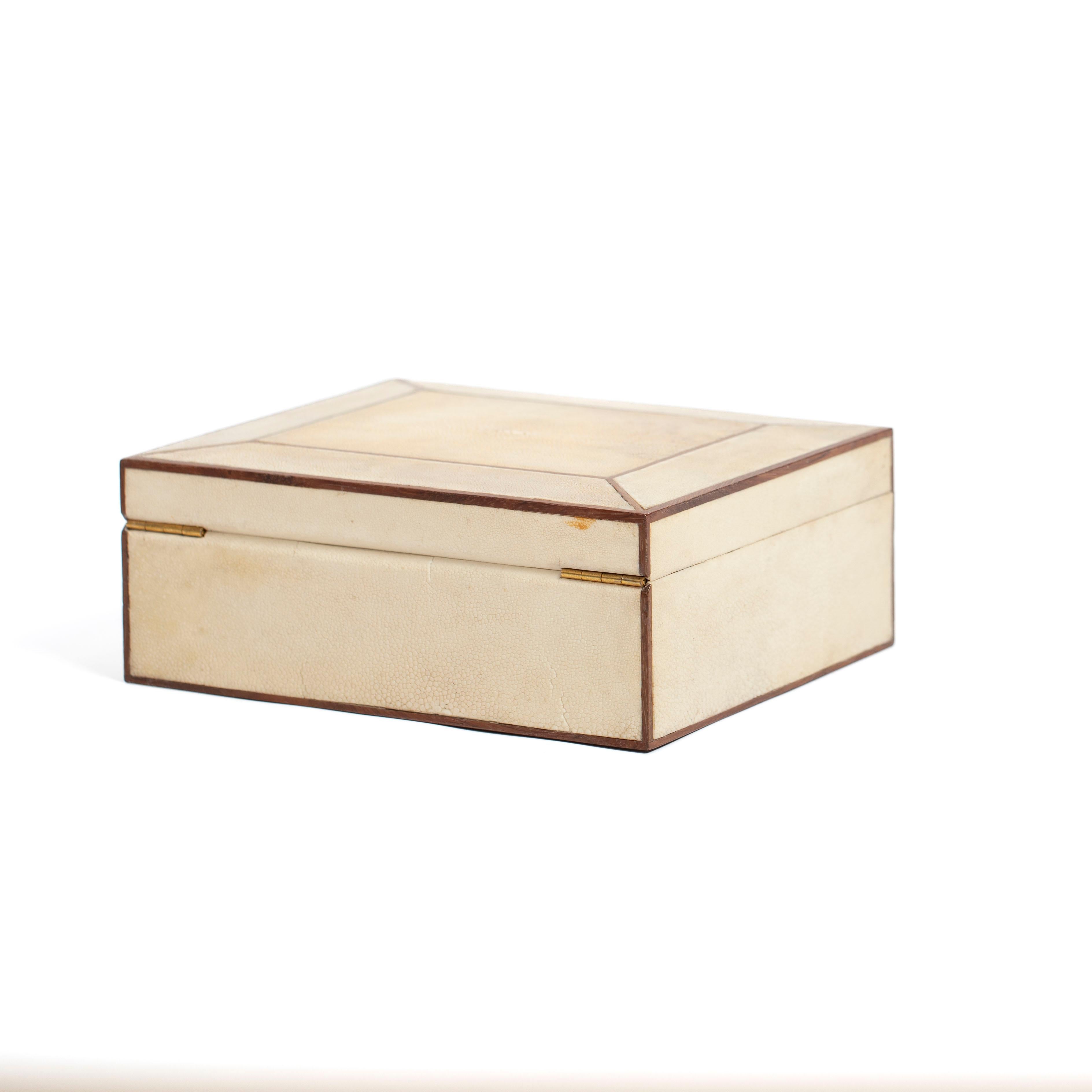French Art Déco Rectangular Galuchat Leather Box for Cigars etc. from the 1940s In Good Condition For Sale In Salzburg, AT