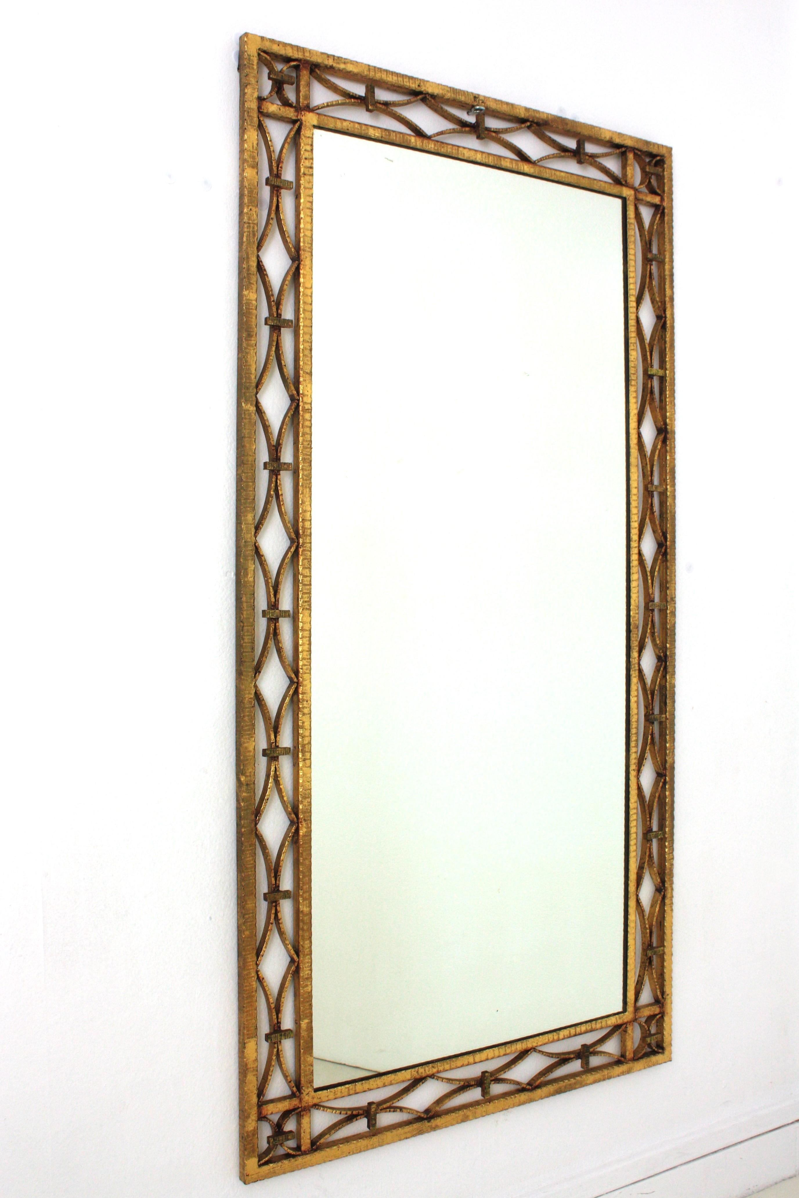 Französischer rechteckiger Art Deco Spiegel aus vergoldetem Schmiedeeisen  (Art déco) im Angebot