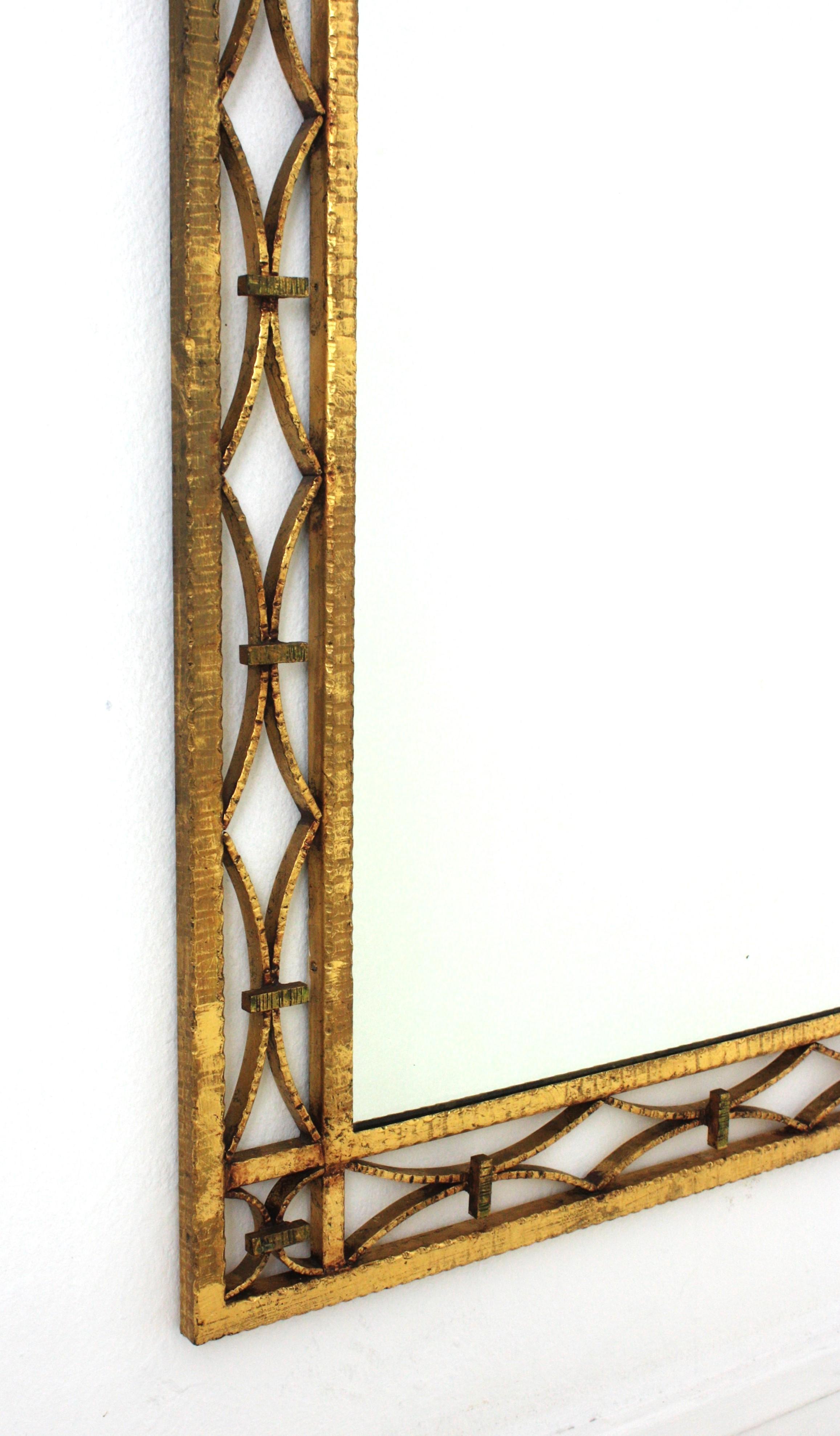 Französischer rechteckiger Art Deco Spiegel aus vergoldetem Schmiedeeisen  (Metall) im Angebot