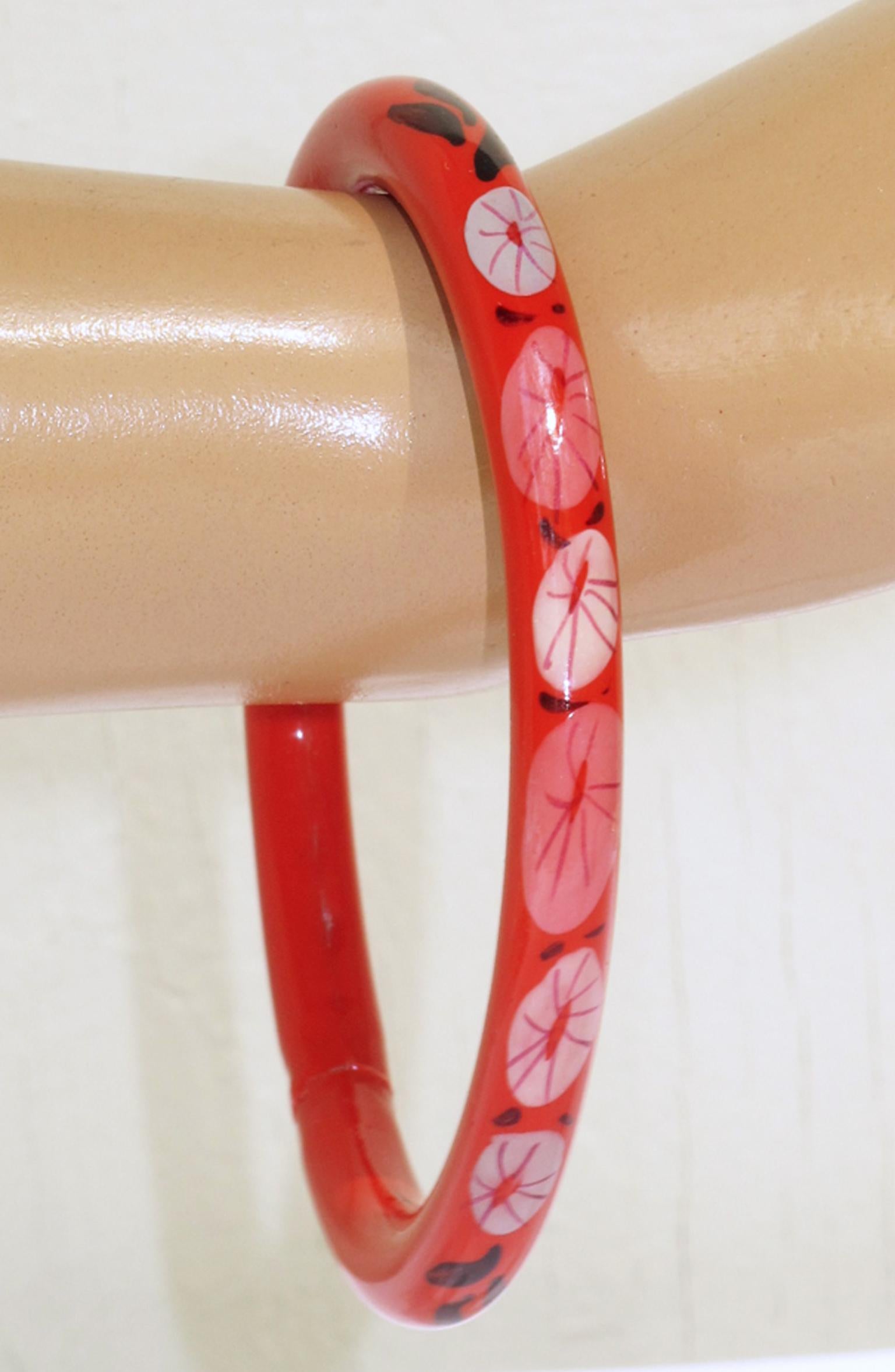 French Art Deco Red Celluloid Bracelet Bangle with Floral Design For Sale 3