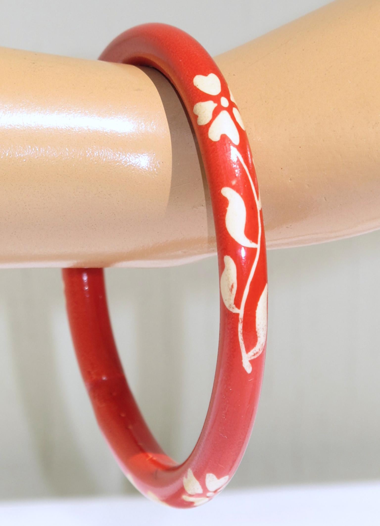 French Art Deco Red Celluloid Bracelet Bangle with White Floral Design For Sale 3