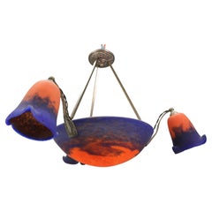 Französischer vierflammiger Art-Déco-Kronleuchter aus rotem, orangefarbenem und blauem Glas, signiert Rethondes
