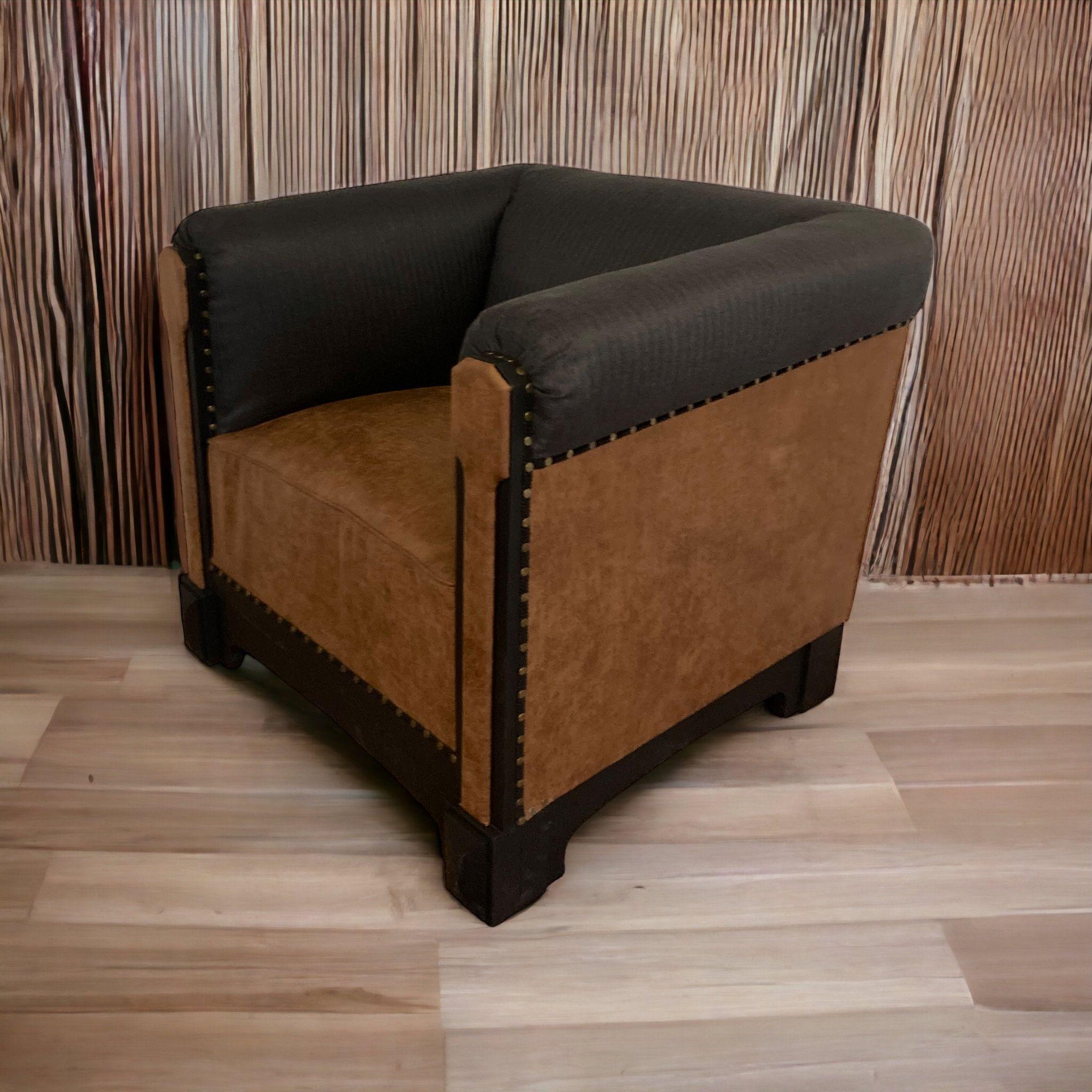 Rare fauteuil club français Art déco du 19e siècle. D'origine parisienne, cette chaise a été professionnellement restaurée avec une assise en similicuir et des côtés recouverts d'un tissu tweed à chevrons. Il a été retapissé avec goût pour devenir