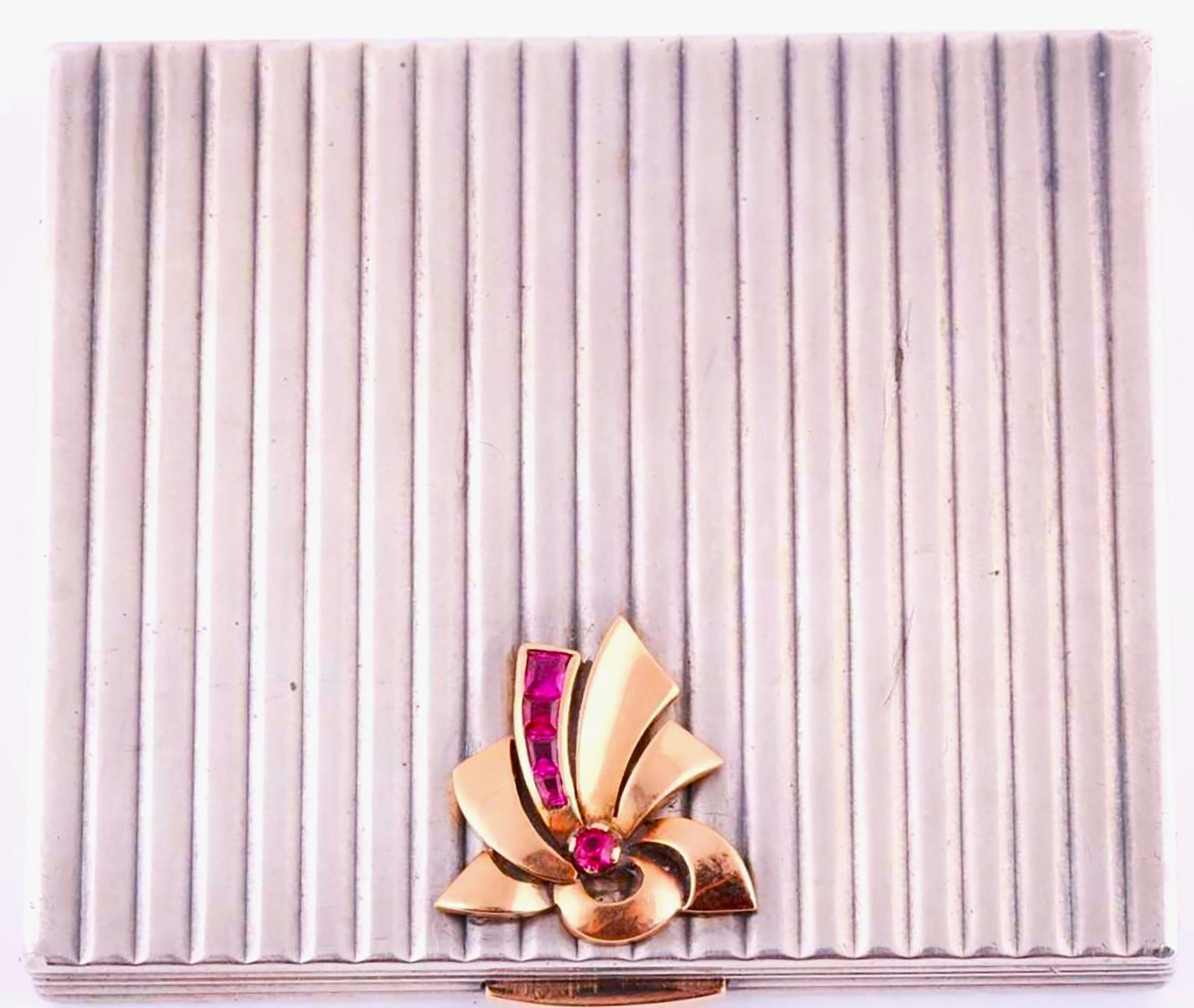 French Art Deco Ribbed Gold Silver Ruby Vintage 3 Inch Ribbon Compact In Good Condition For Sale In New York, NY