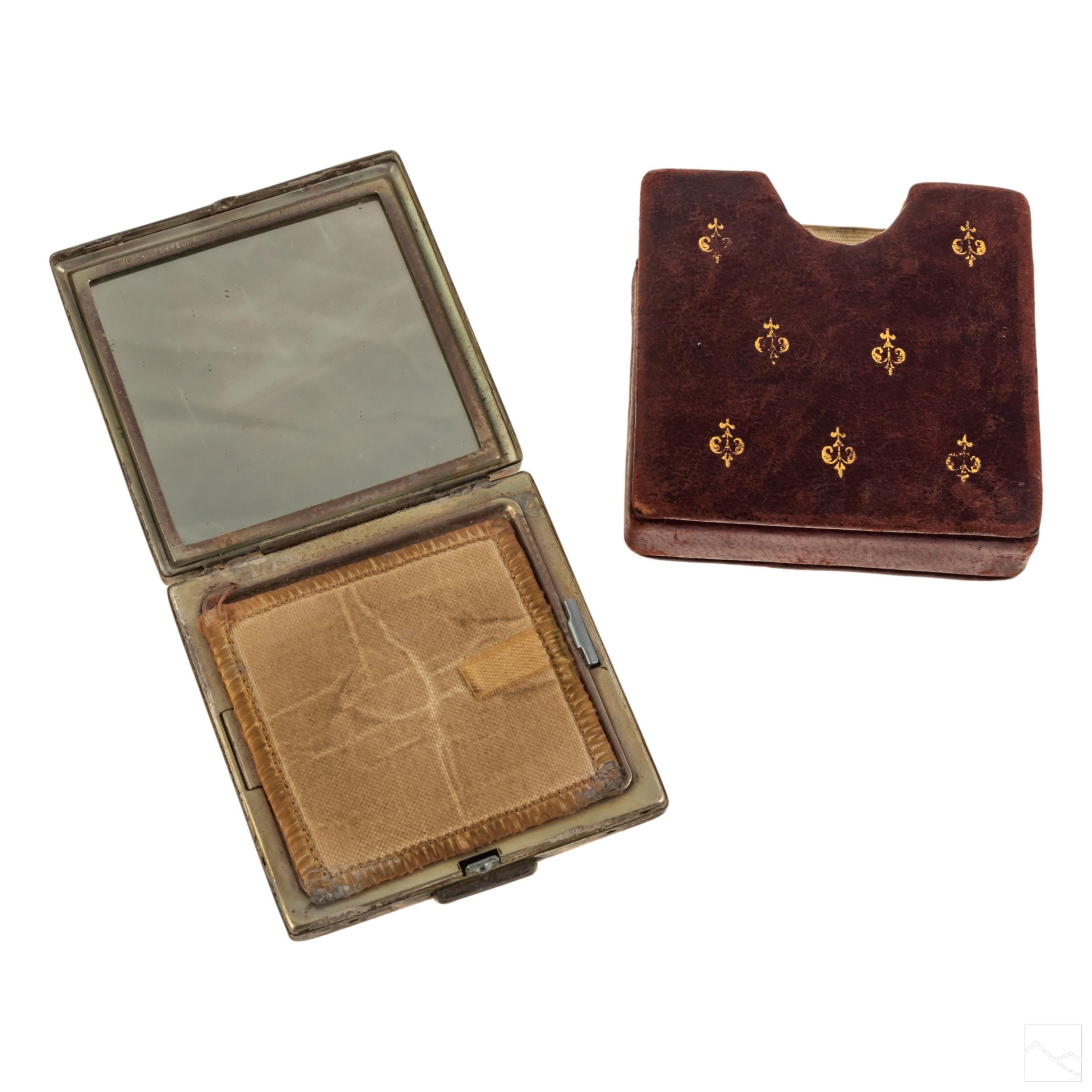 French Art Deco Ribbed Gold Silver Ruby Vintage 3 Inch Ribbon Compact In Good Condition In New York, NY