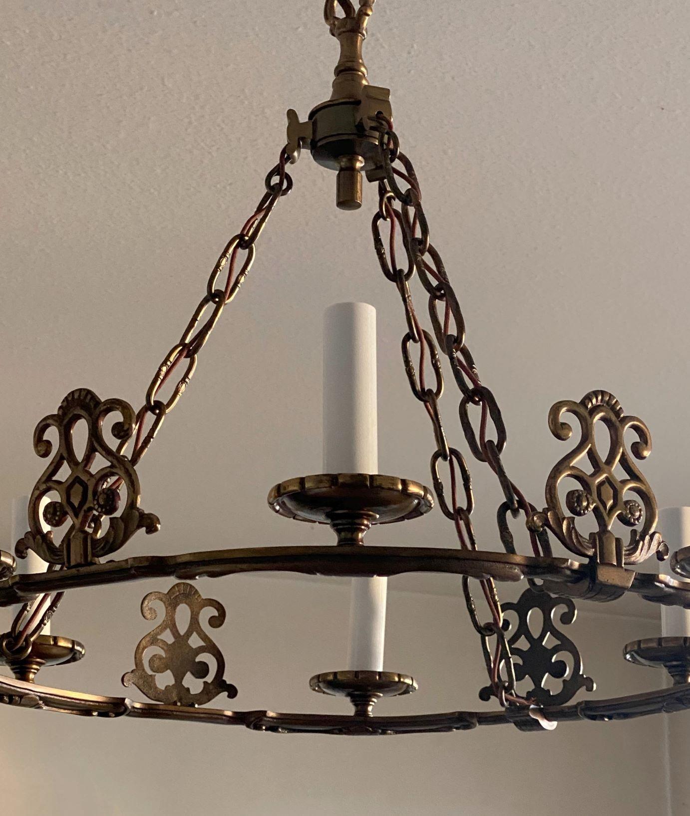 Französischer Sechs-Licht-Kronleuchter aus altem Bronze im Landhausstil, Frankreich, 1930er Jahre im Angebot 9