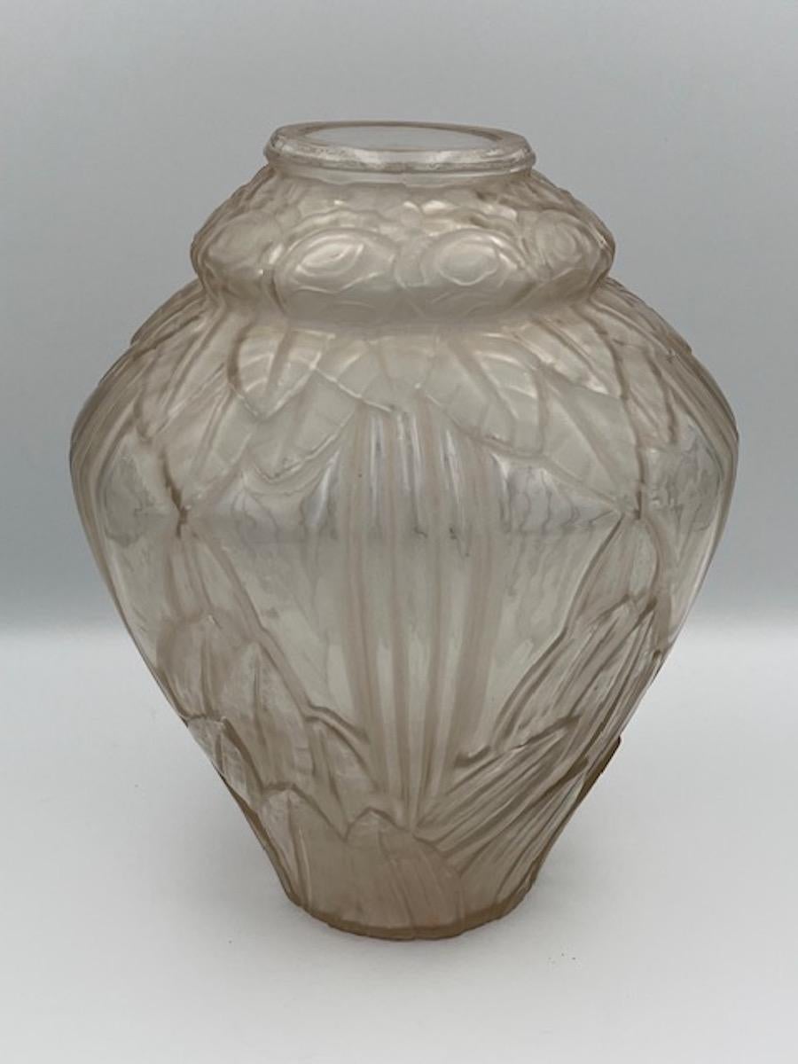 Raro vaso di rose francese Art Deco André Hunebelle 

Questo squisito vaso in vetro Art Déco francese, opera del famoso designer André Hunebelle, è un esempio magistrale dell'audace eleganza e della raffinata maestria che hanno definito il movimento