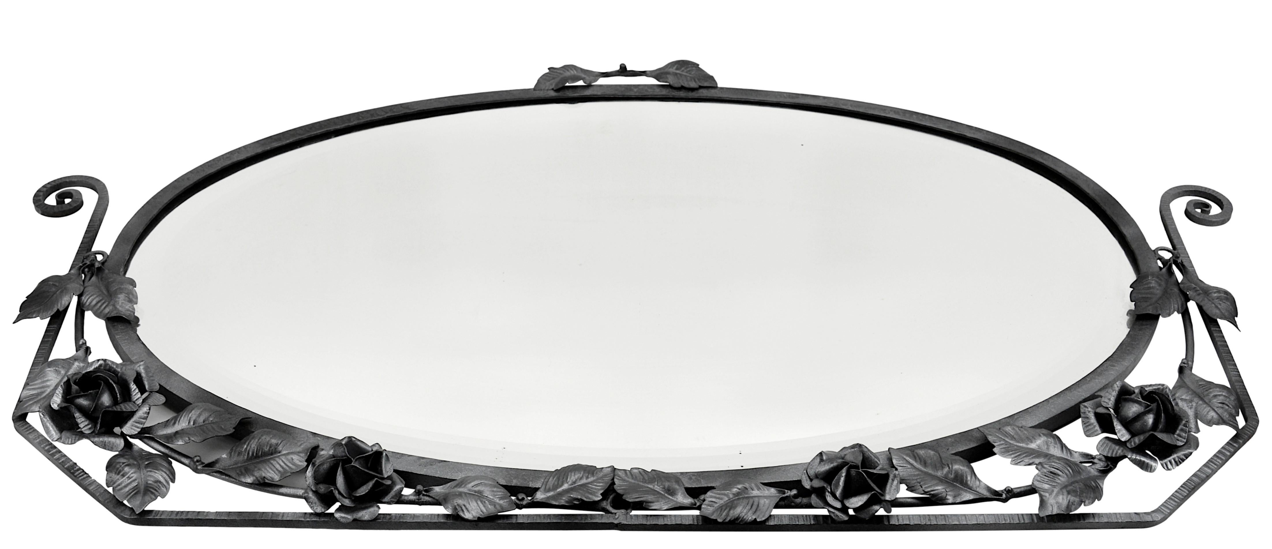 Miroir mural Art Deco, France, vers 1920. Fer forgé et miroir. Rosier. Verre biseauté d'origine. Le miroir est ancien. En conséquence, il présente des traces blanches visibles sur une grande surface lorsque le miroir est regardé de côté (et non de