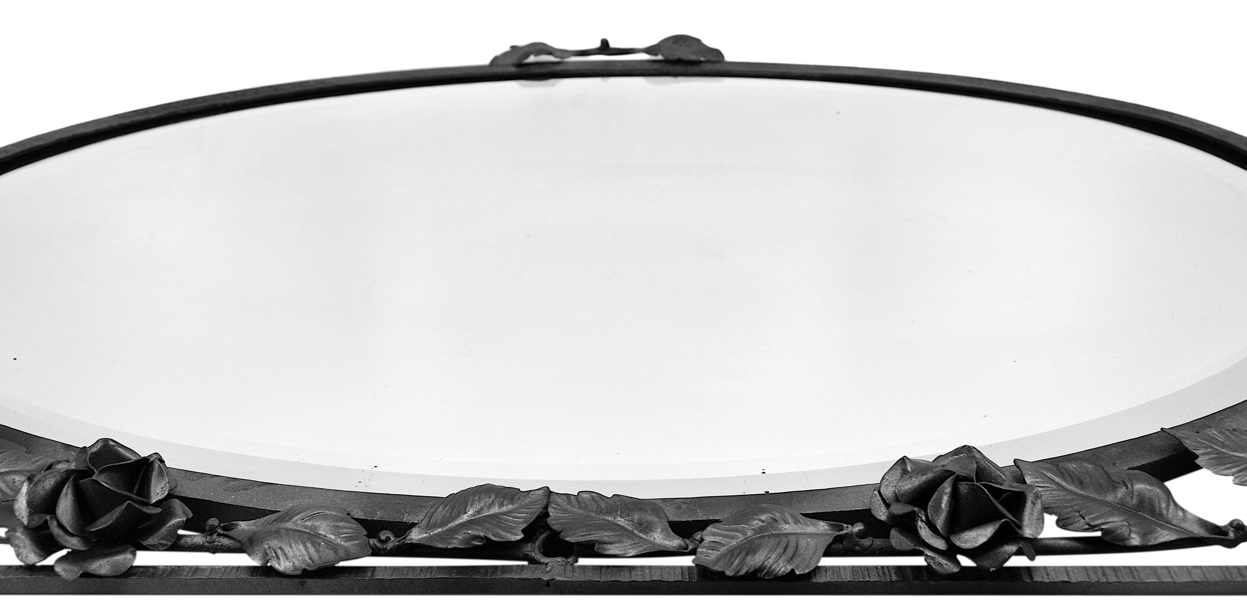 Français Miroir mural Art déco français avec roses, 1920 en vente