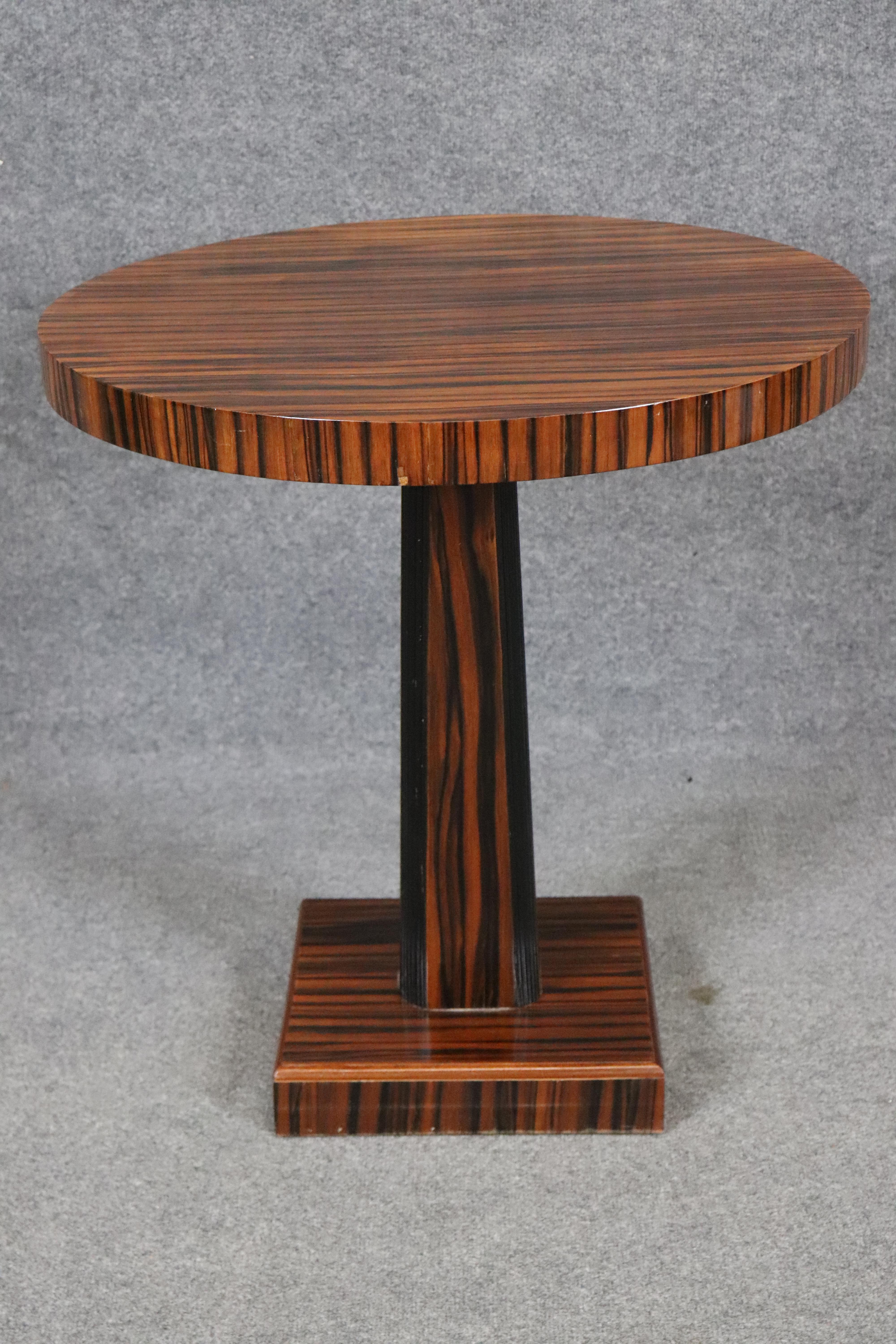 Dimensioni - H. 28 3/4 in L: 27 3/4 in P: 27 3/4 in

Porta nel tuo spazio un'eleganza senza tempo e un'artigianalità raffinata con questo tavolo d'accento in palissandro in stile Art Déco, ispirato al leggendario designer francese Émile-Jacques