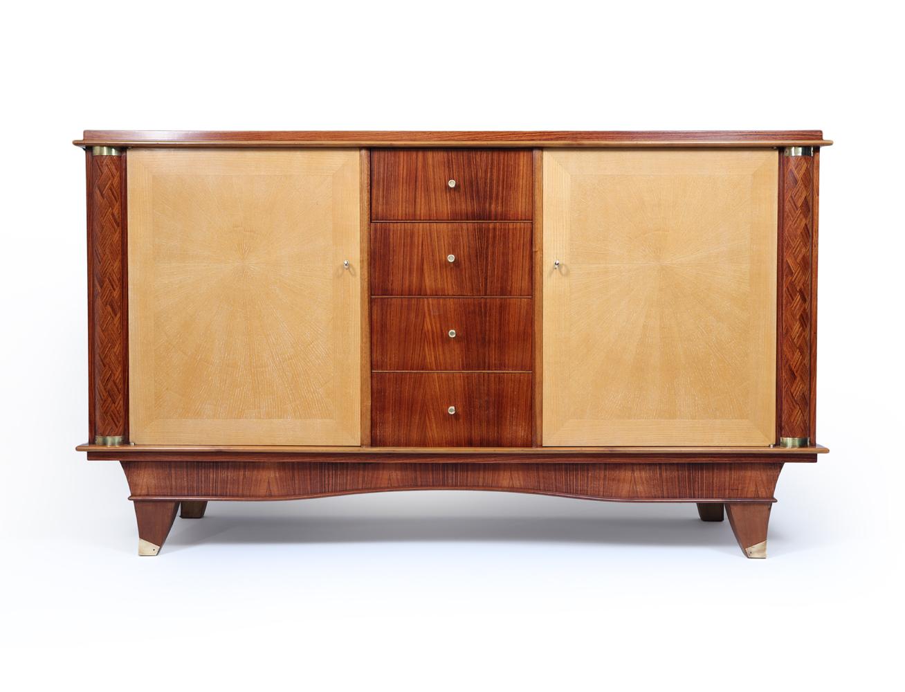 Credenza Art Deco francese
Un'impressionante credenza francese Art Déco, risalente agli anni '30, realizzata in legno di palissandro riccamente scolpito e con ante in quercia a contrasto. Questo elegante pezzo esemplifica la raffinata maestria