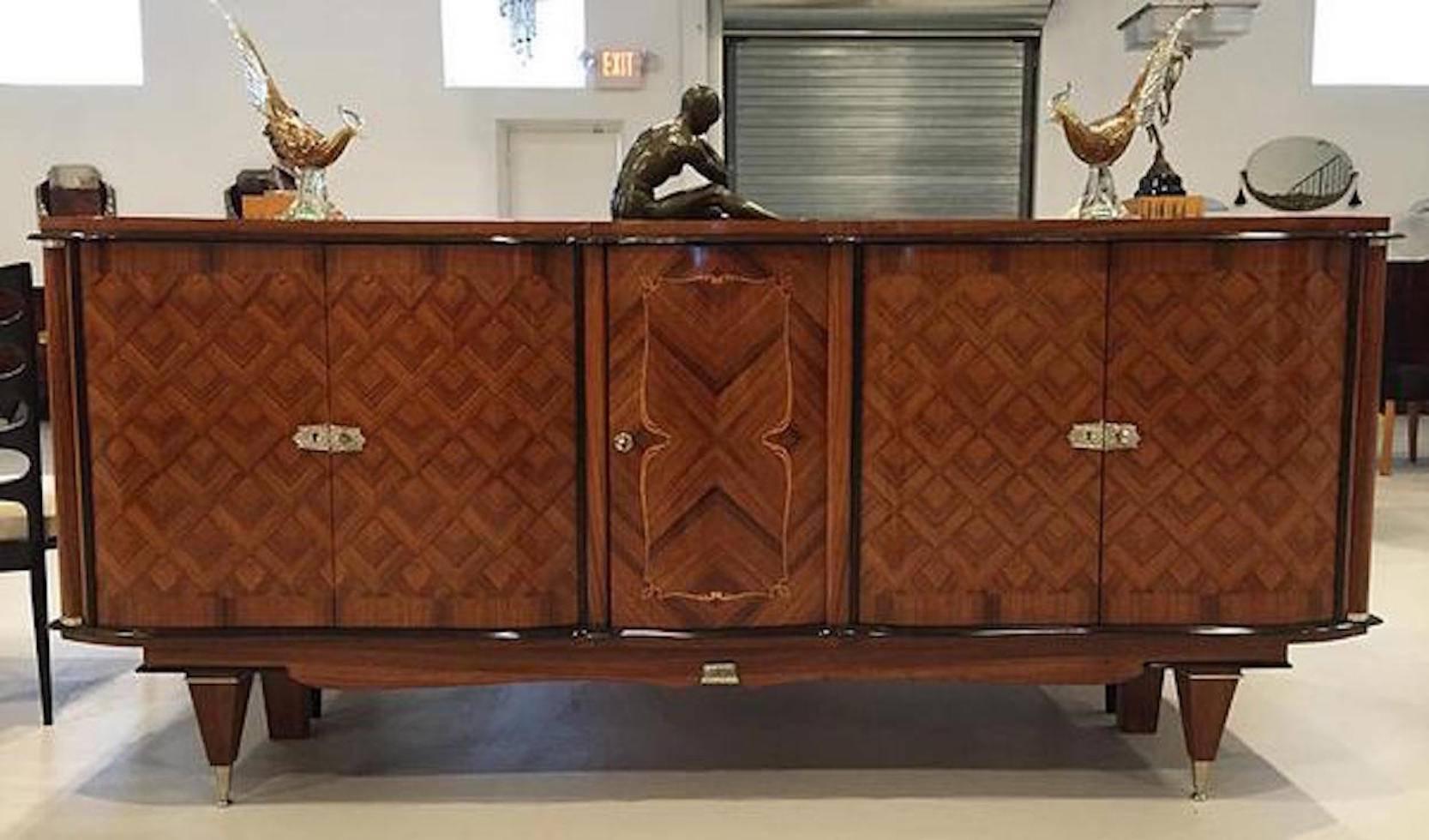 Buffet Art déco français en marqueterie de bois de rose et de diamants en vente 1