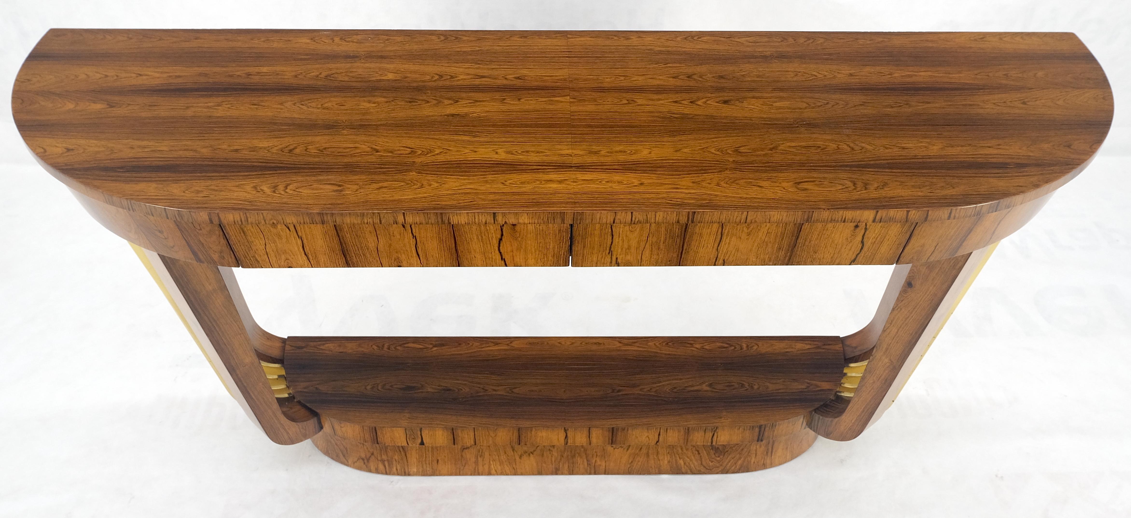 Art Déco Tavolo da sala consolle Demilune con supporti in ottone massiccio in stile Art Deco francese. in vendita