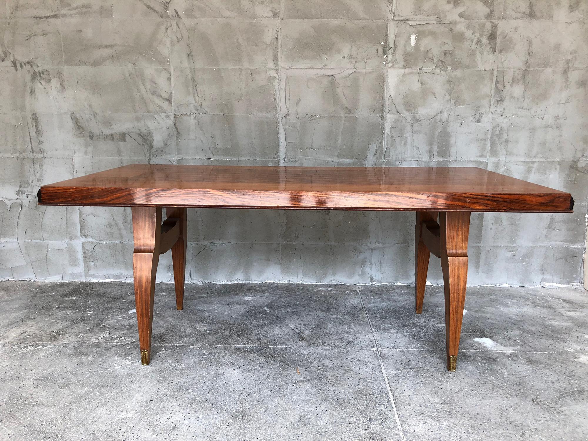 This table was produced in France in the first half of the 20th century of palisander, marquetry technique. Except for a few scratches on the varnish, the table is in quite good condition. It is extendable, but the original extensions are missing.