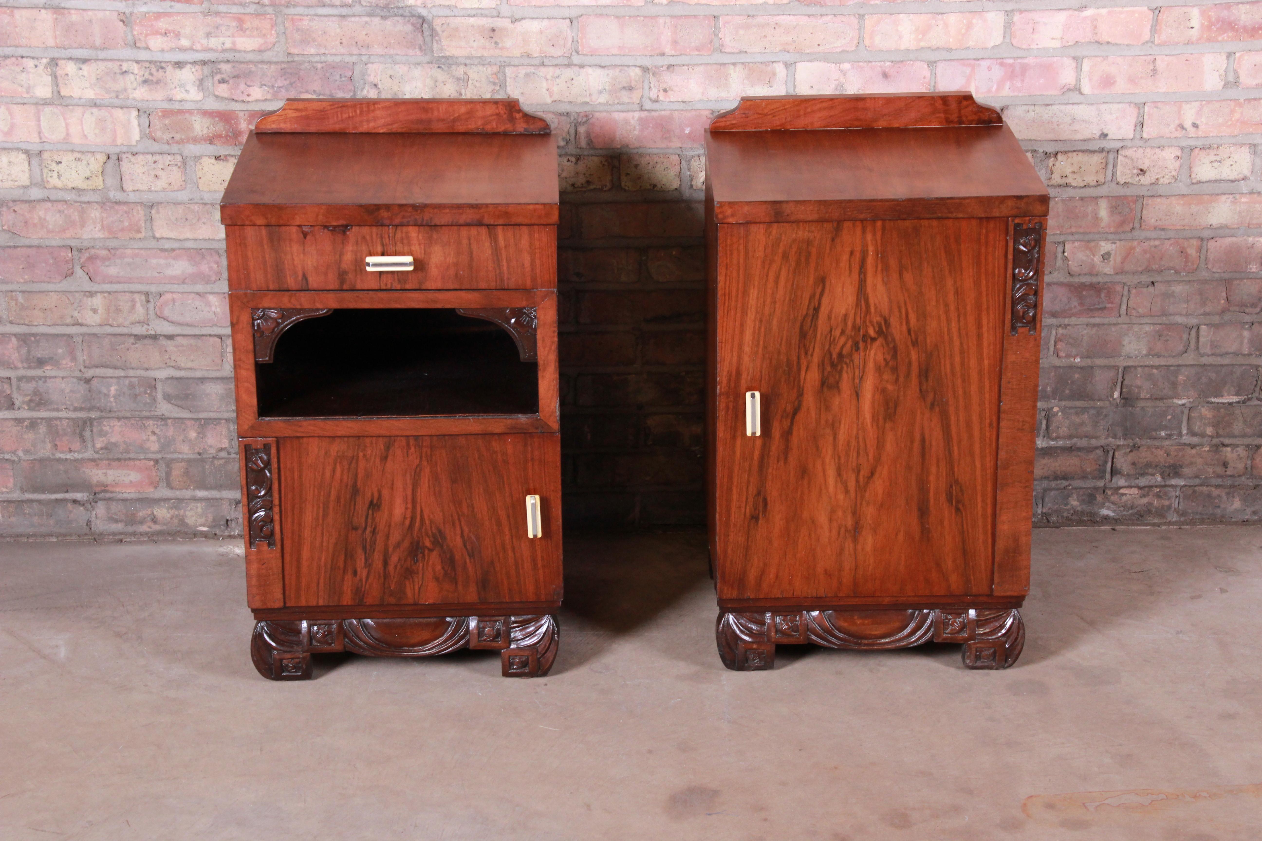 A gorgeous pair of French Art Deco rosewood nightstands

France, circa 1920s

Measures: 17