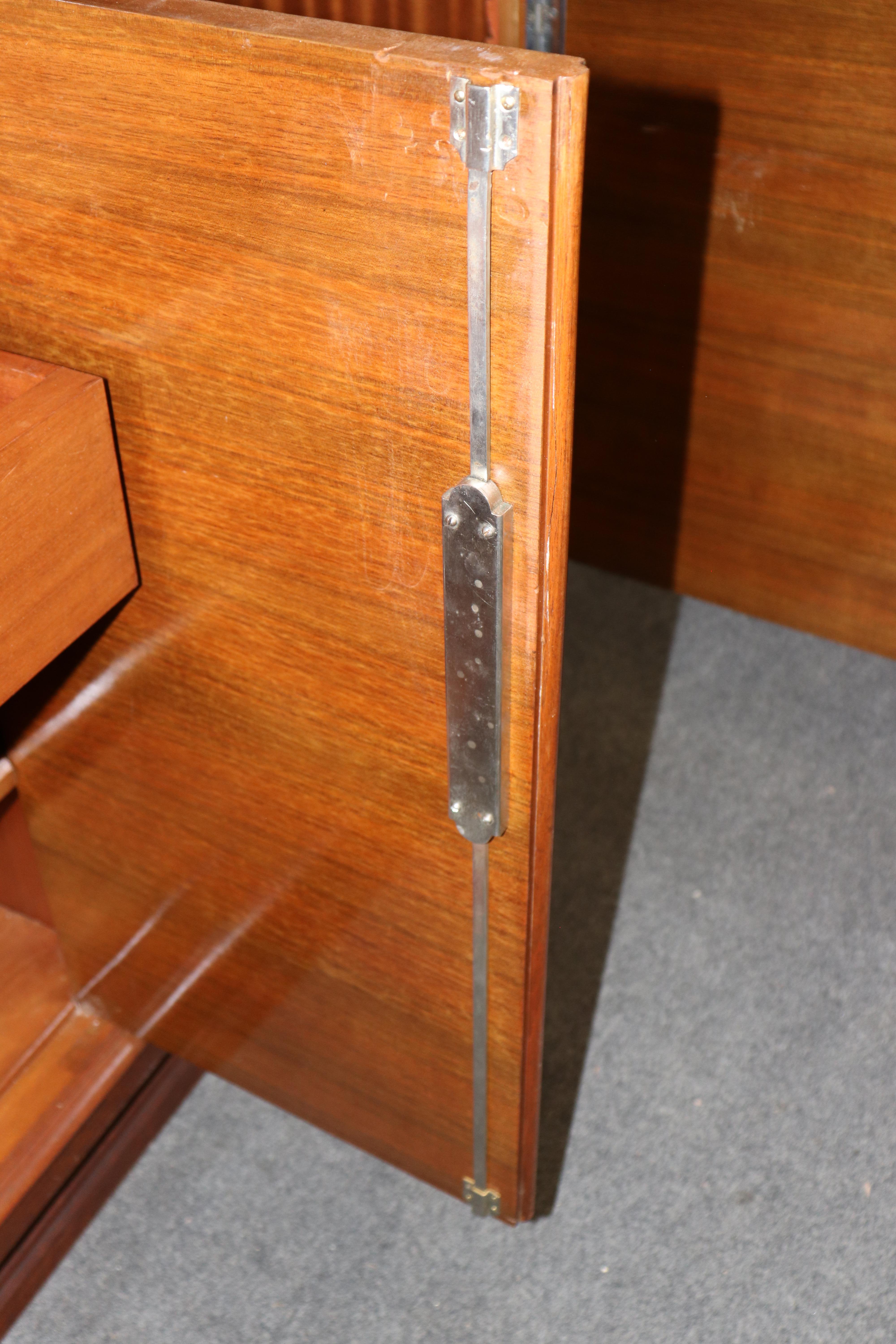 French Art Deco Rosewood Sideboard In the Manner of Ruhlmann For Sale 7