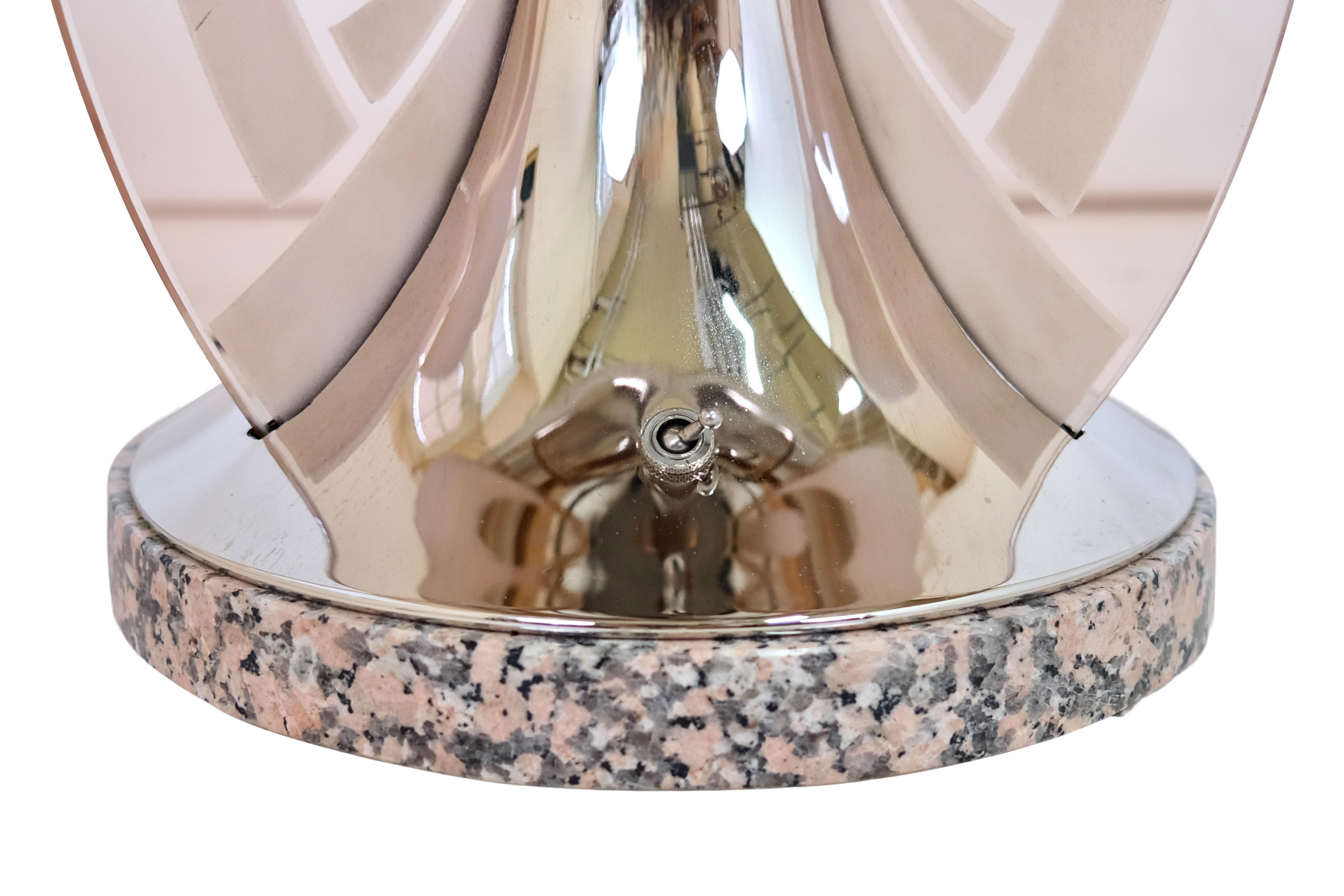French Art Deco Round Chromed Table Lamp with Rosaline Colored Glass Arches In Good Condition For Sale In Ulm, DE