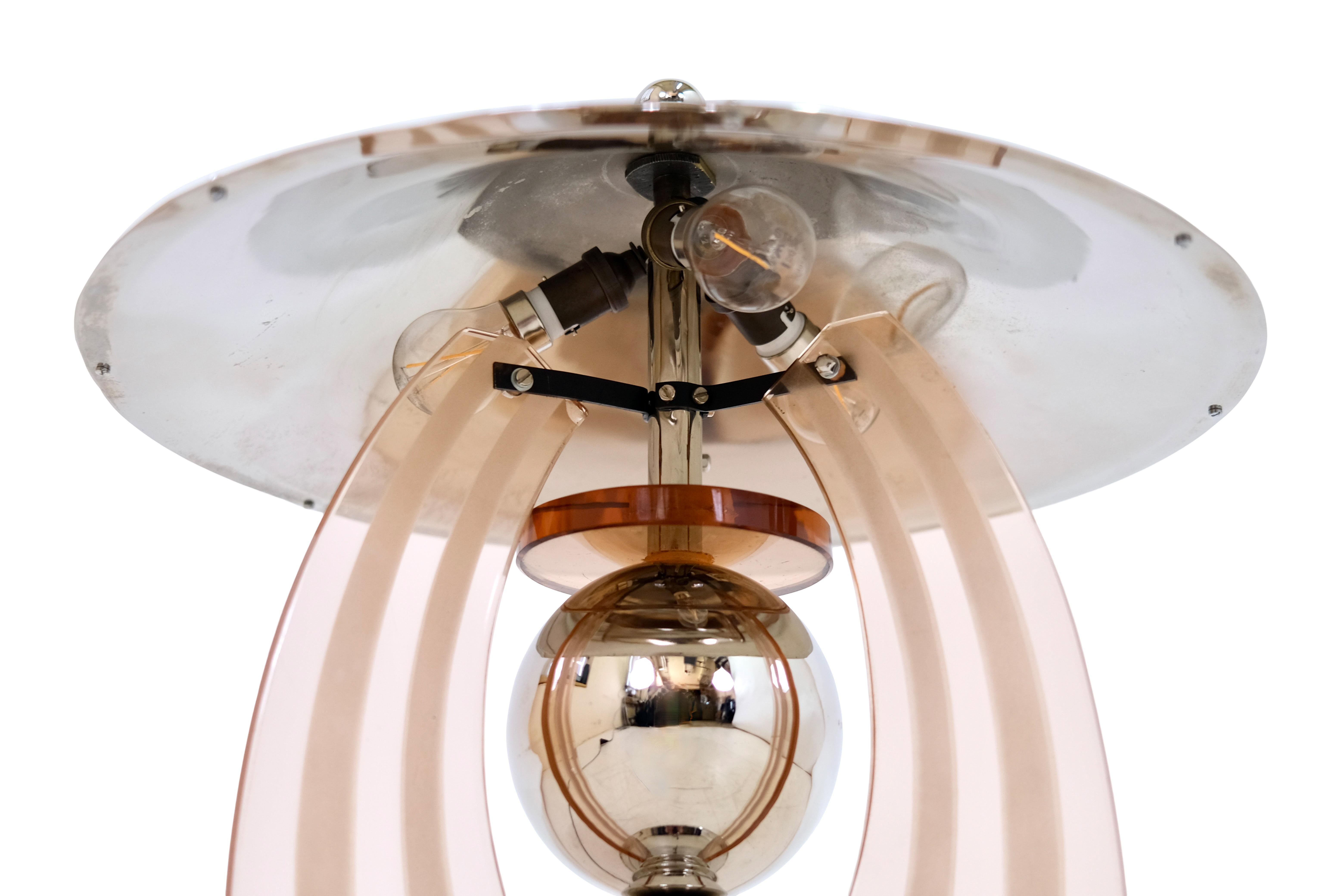 20th Century French Art Deco Round Chromed Table Lamp with Rosaline Colored Glass Arches For Sale