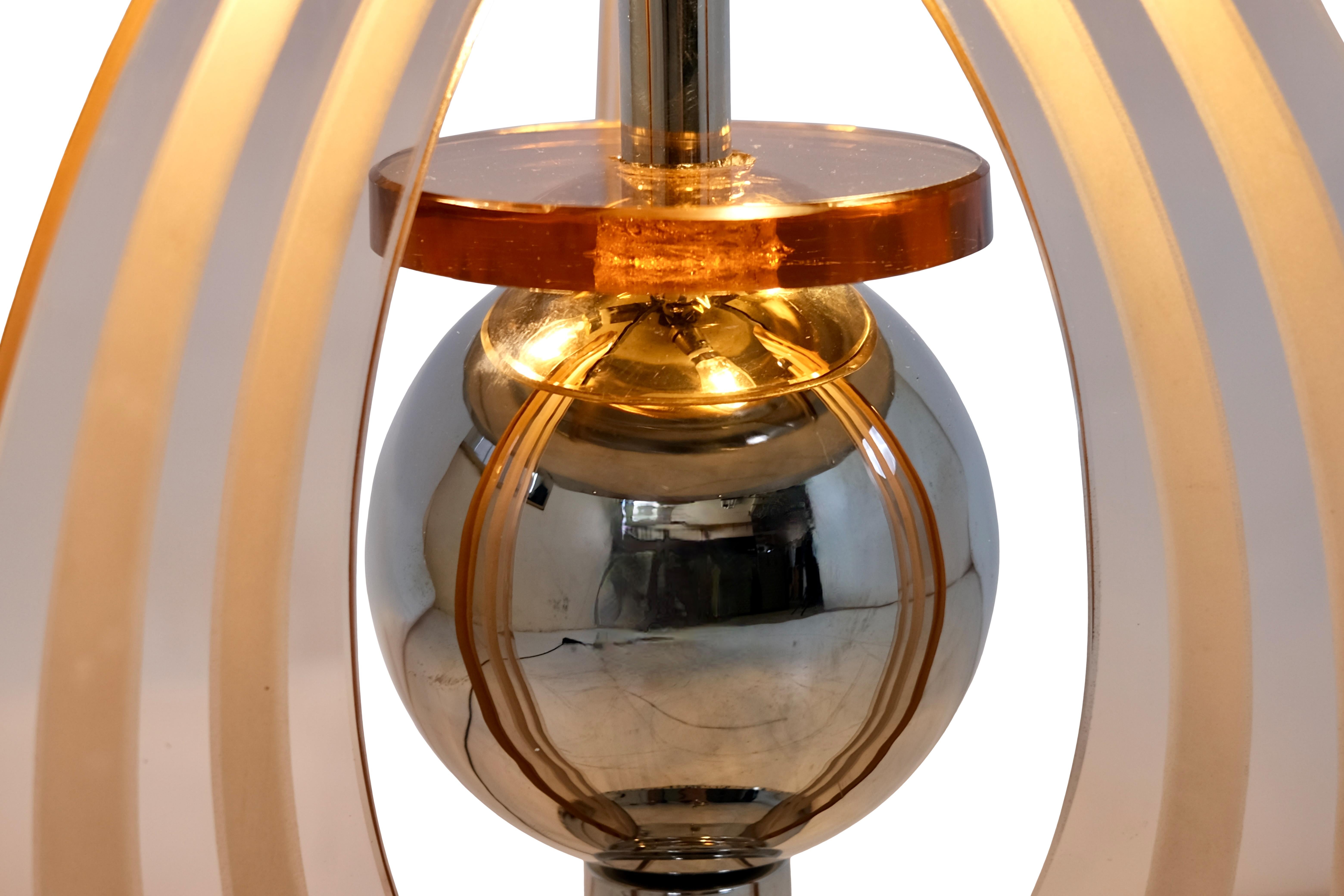 French Art Deco Round Chromed Table Lamp with Rosaline Colored Glass Arches For Sale 2