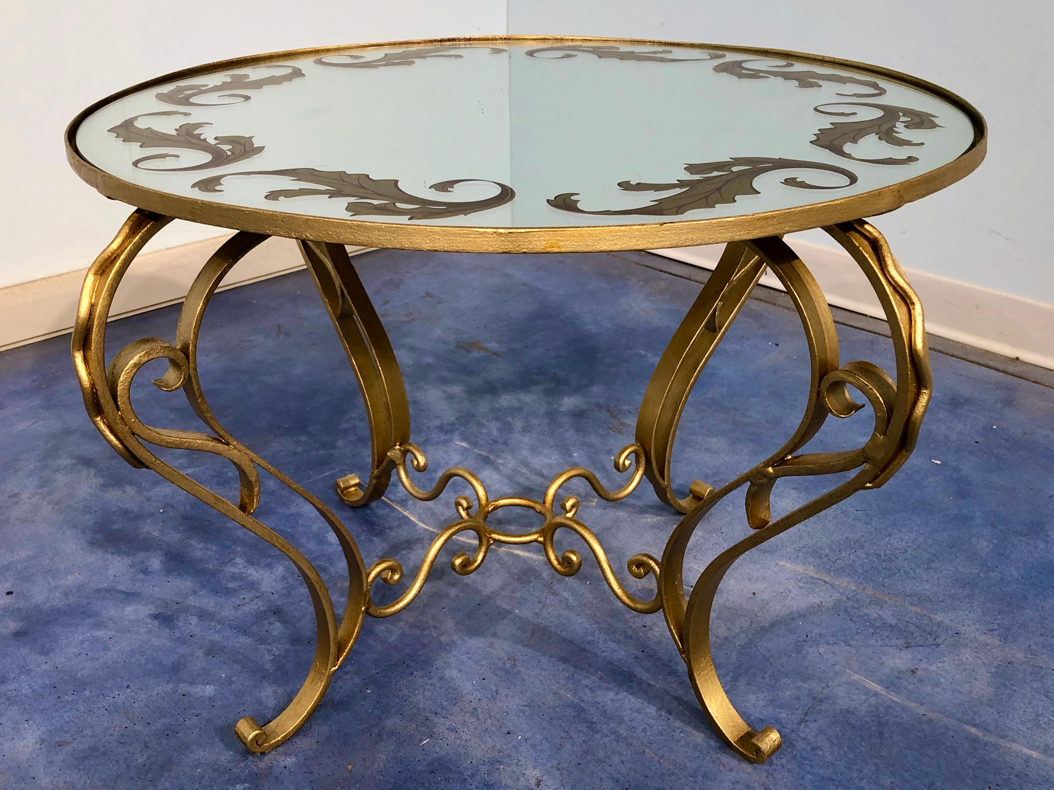 Very elegant French Art Deco round coffee table in gilded iron, with a decorated mirror on the top, 1950.