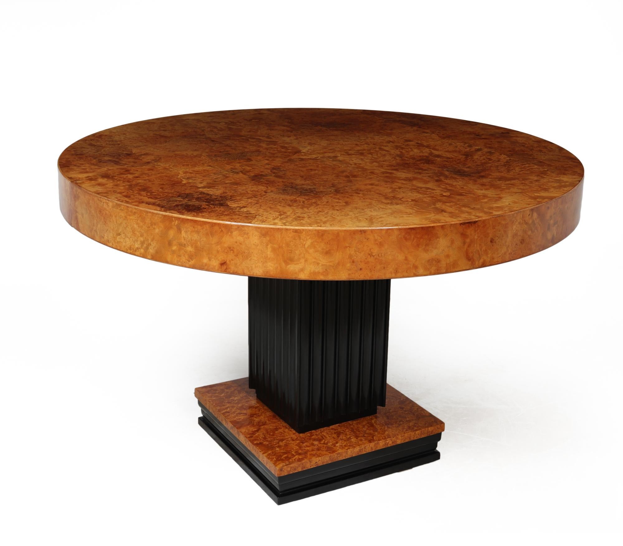 French Art Deco Round Dining Table in Burr Maple In Good Condition In Paddock Wood Tonbridge, GB