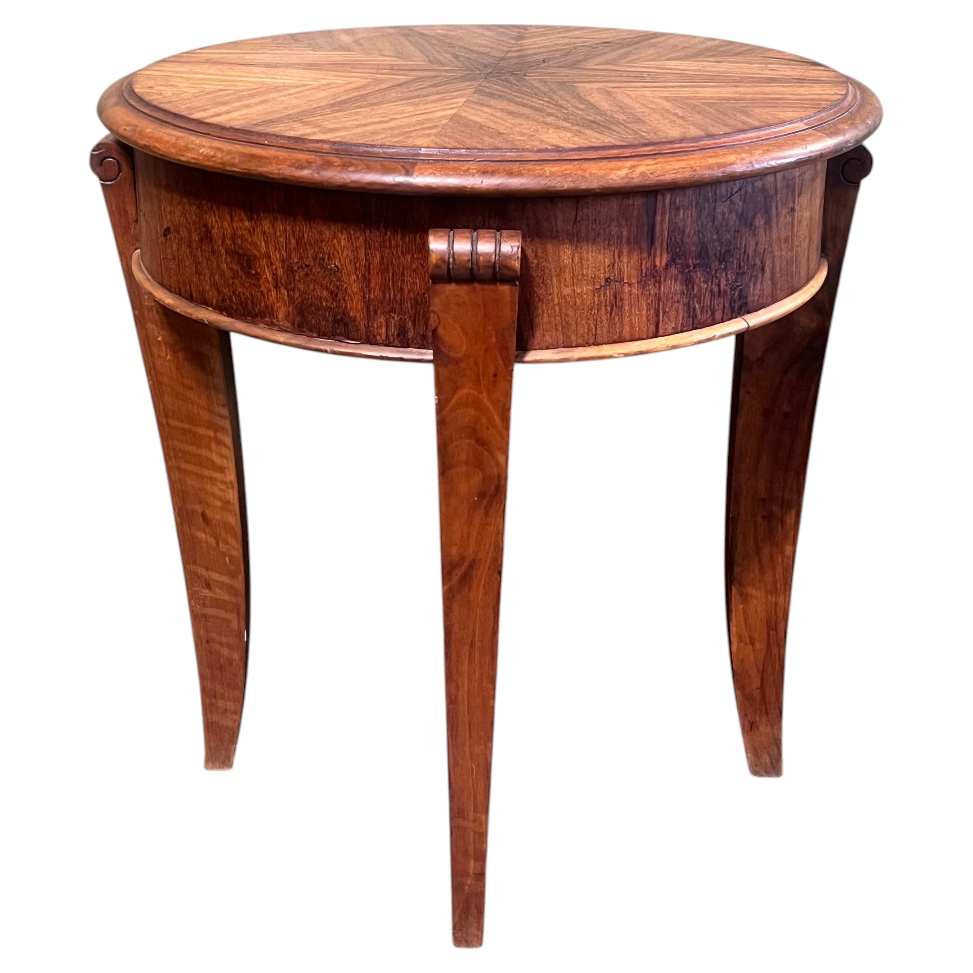 Mesita auxiliar redonda de estilo Art Déco francés, de nogal y sicómoro, década de 1930 en venta