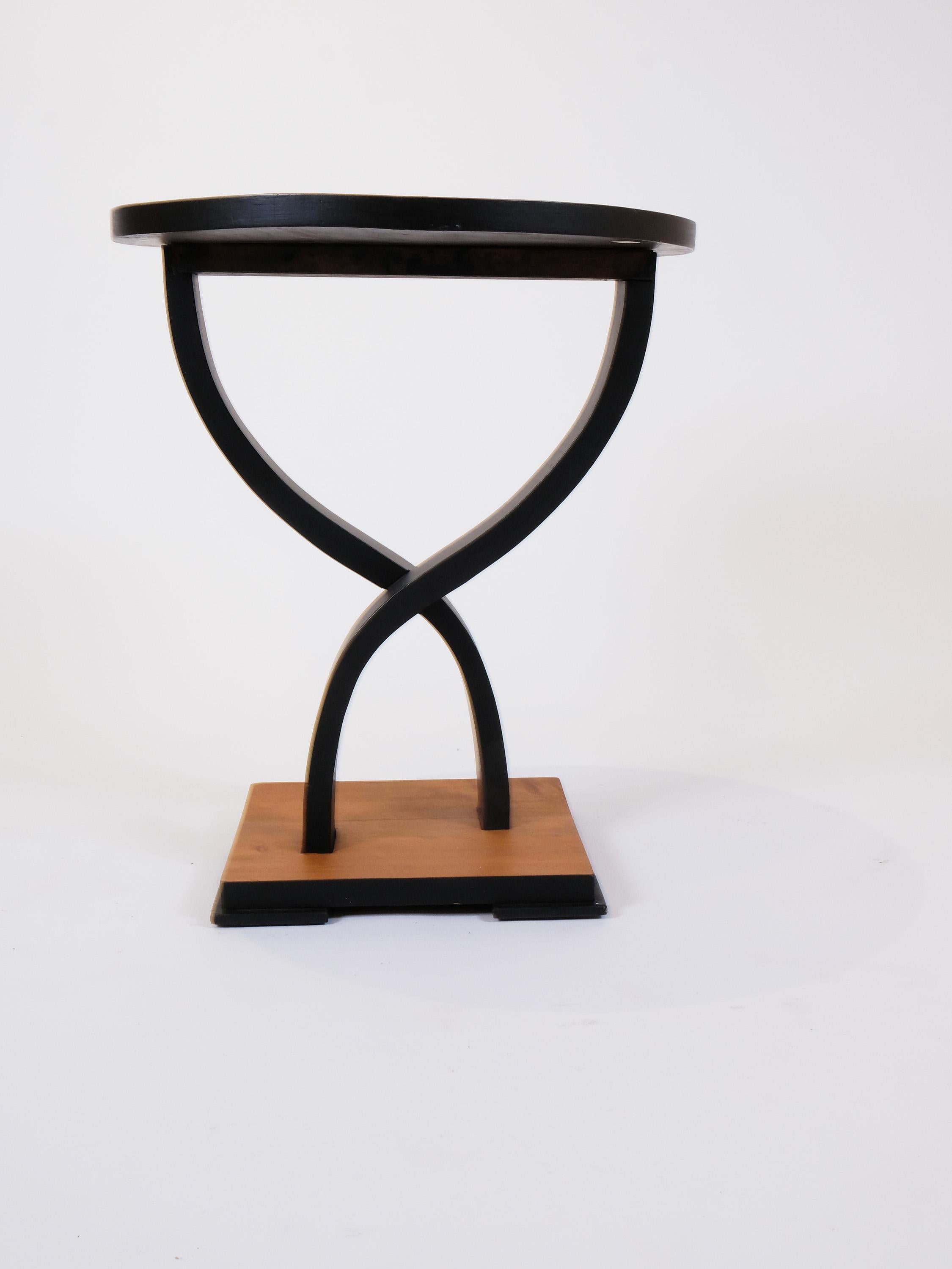 Cette table d'appoint ronde en bois et fer forgé, importée de France, mesure 20 pouces de diamètre et 24 pouces de hauteur. 