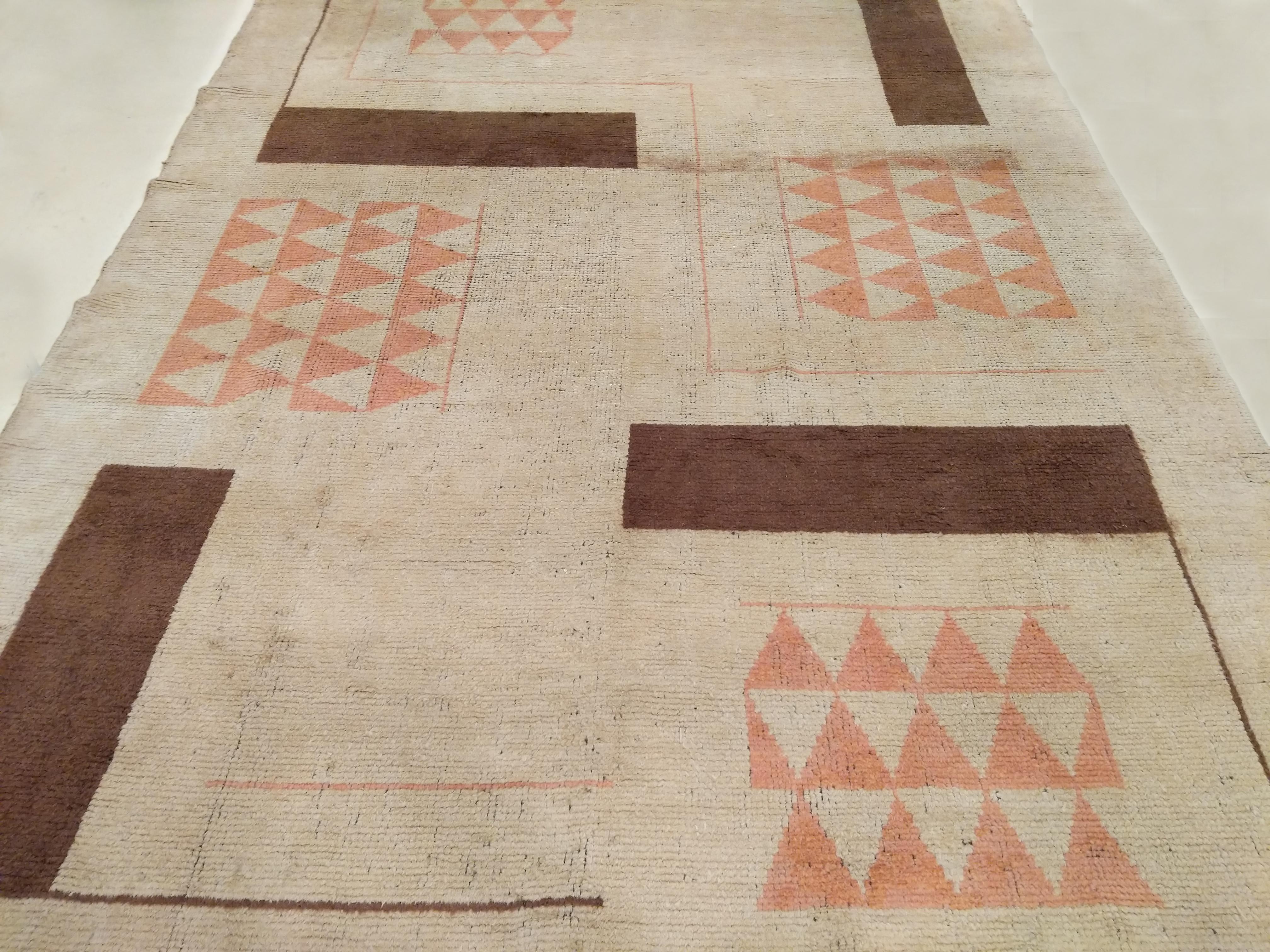 The rare examples which can be attributed to Ivan da Silva Bruhns (1881-1980) are among the most sought after French Art Deco carpets. Characterized by geometric elements clearly influenced by the stylistic trends of the artistic avant-garde such as