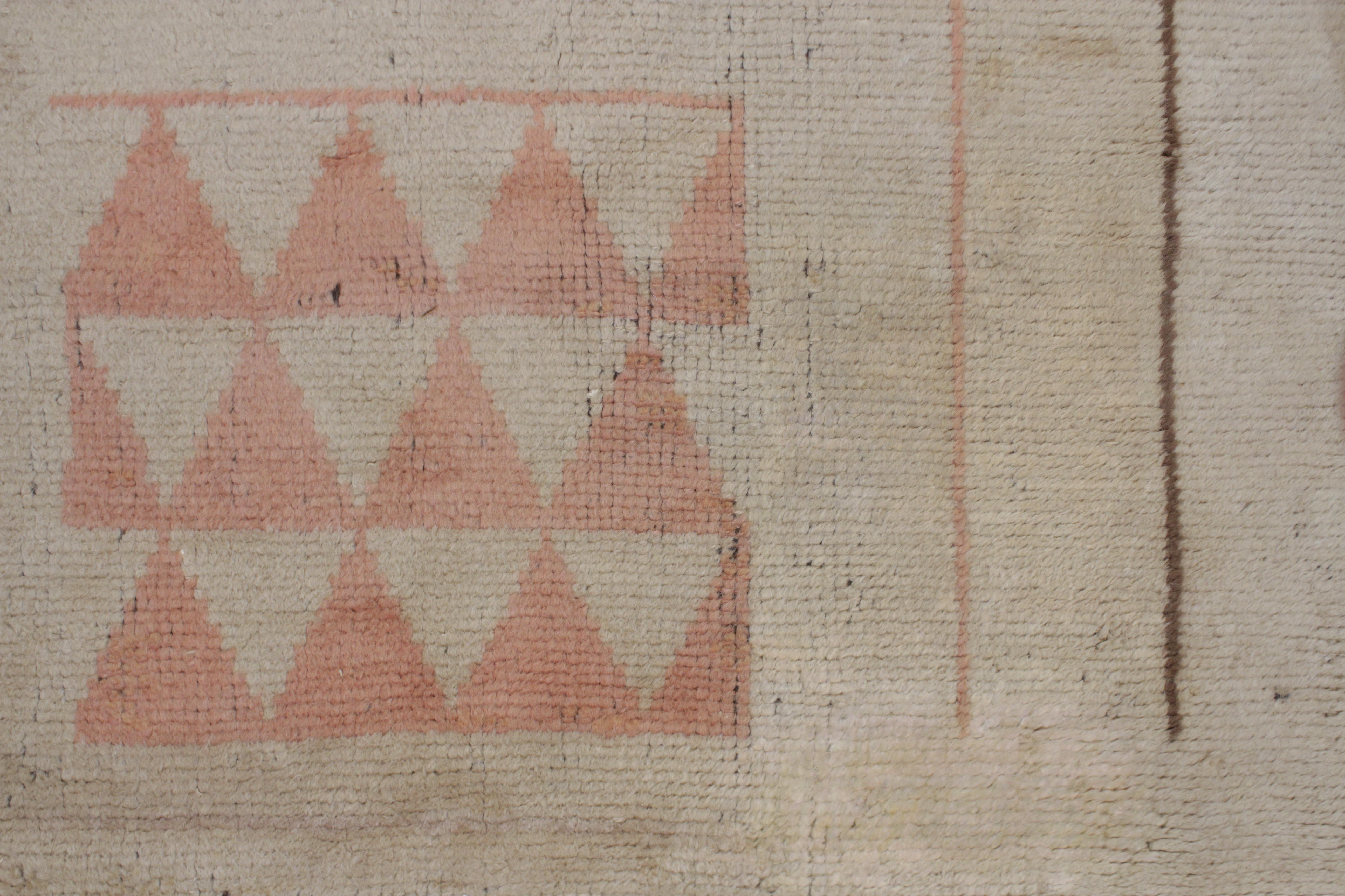 The rare examples which can be attributed to Ivan da Silva Bruhns (1881-1980) are among the most sought after French Art Deco carpets. Characterized by geometric elements clearly influenced by the stylistic trends of the artistic avant-garde such as