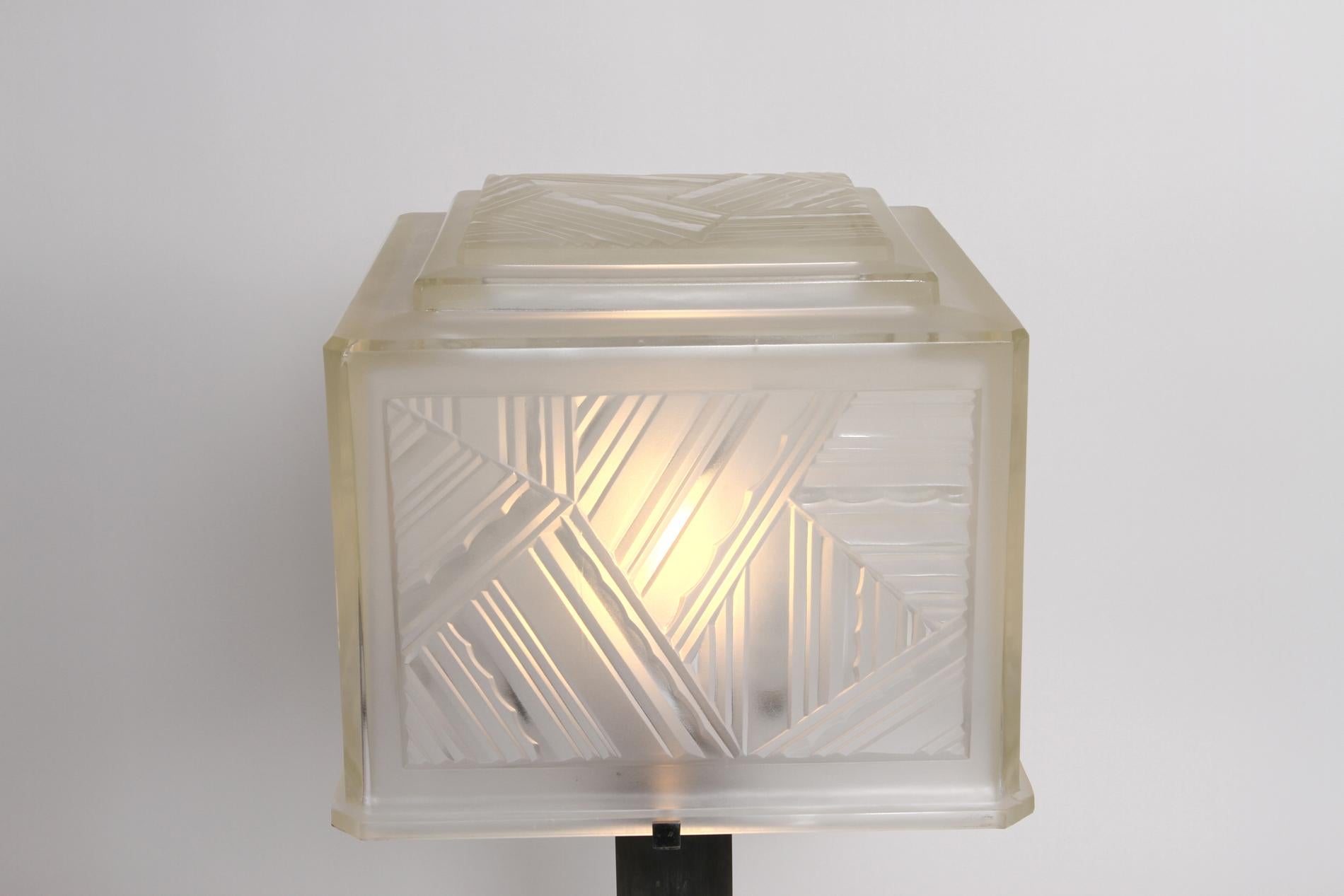 French Art Deco table lamp from 1930 in silvered bronze with beautiful geometric base and Sabino glass.
