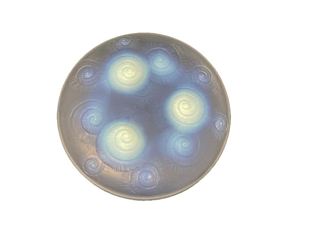 French Art Deco Sabino opalescent glass bowl plate, 1930s In Good Condition For Sale In Delft, NL