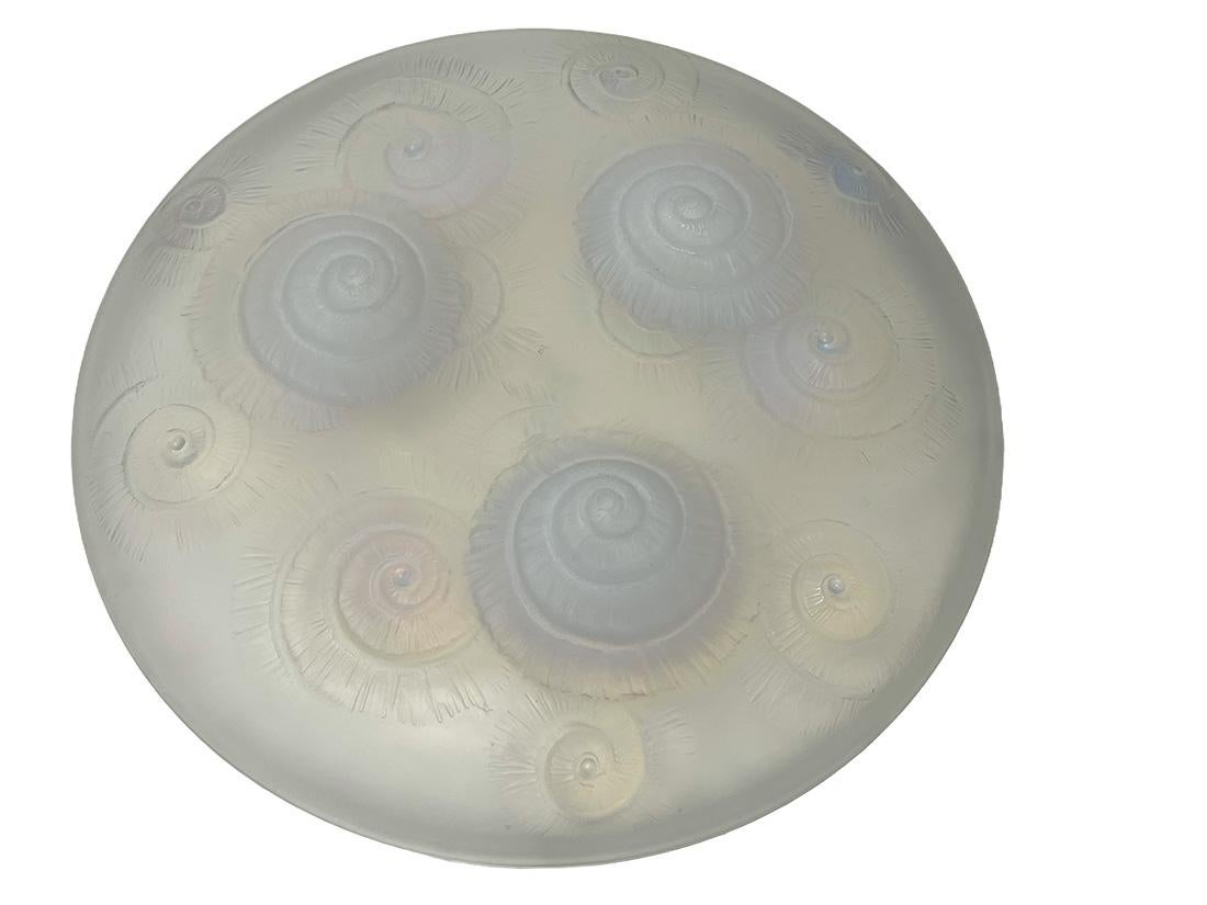 French Art Deco Sabino opalescent glass bowl plate, 1930s For Sale 1