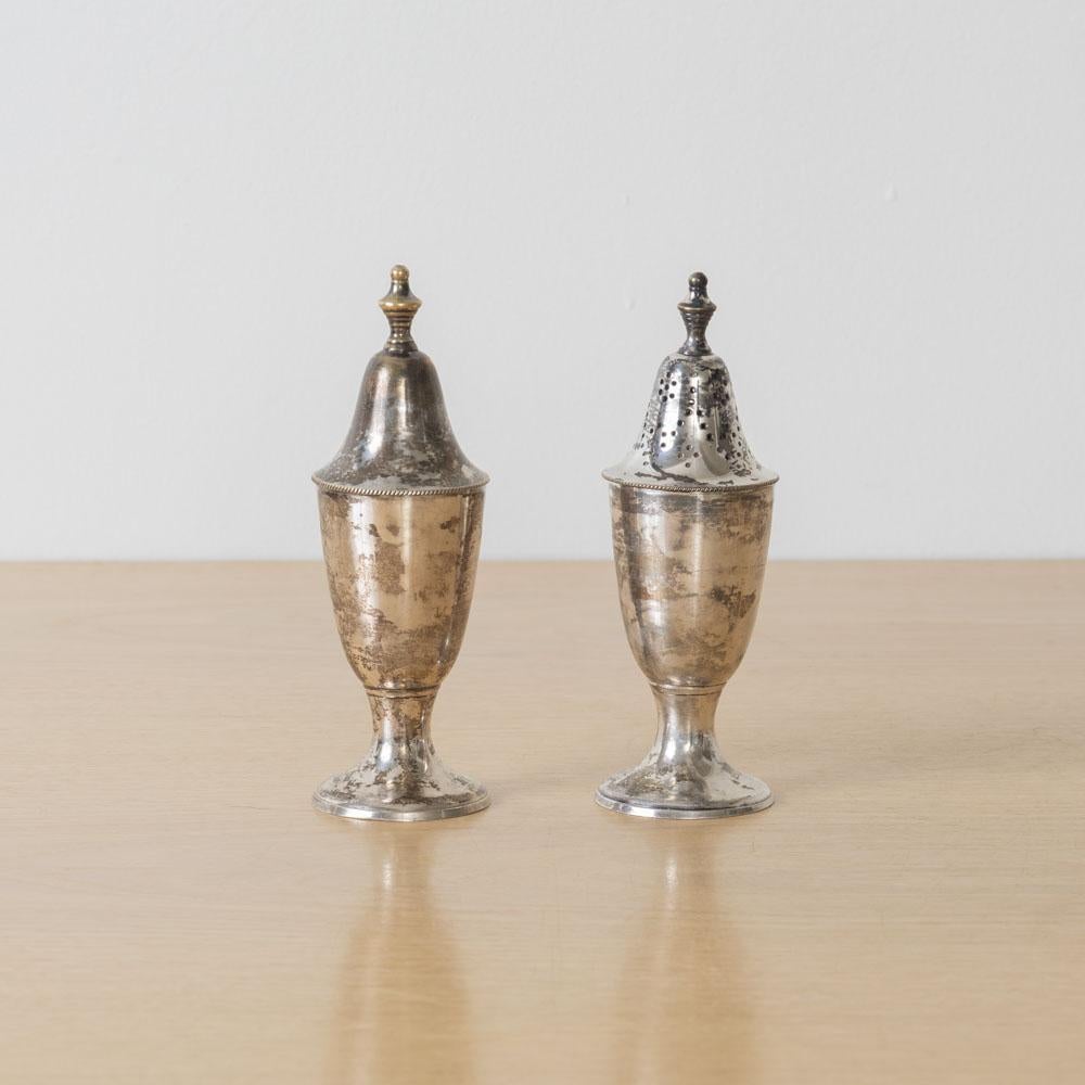 Schönes Paar Salz- und Pfefferstreuer aus Silberblech aus Frankreich, 1930er Jahre. Schöner tulpenförmiger Körper mit abgeknicktem Oberteil. Perfekt als  Shakers oder dekorative Gegenstände. Wird als Paar verkauft. 