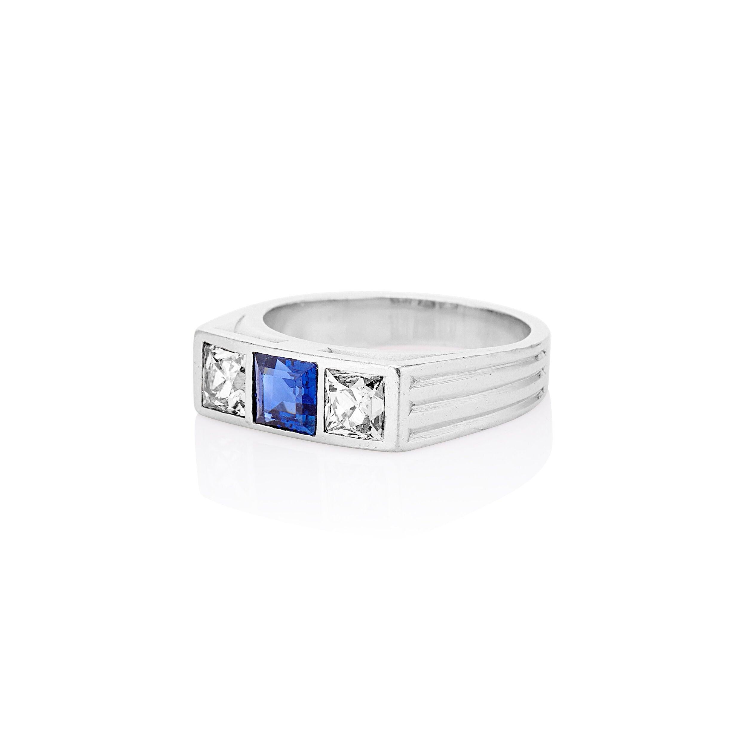 Französischer Art Deco Trilogy-Ring mit Saphiren und Diamanten im französischen Schliff (Französischer Schliff) im Angebot