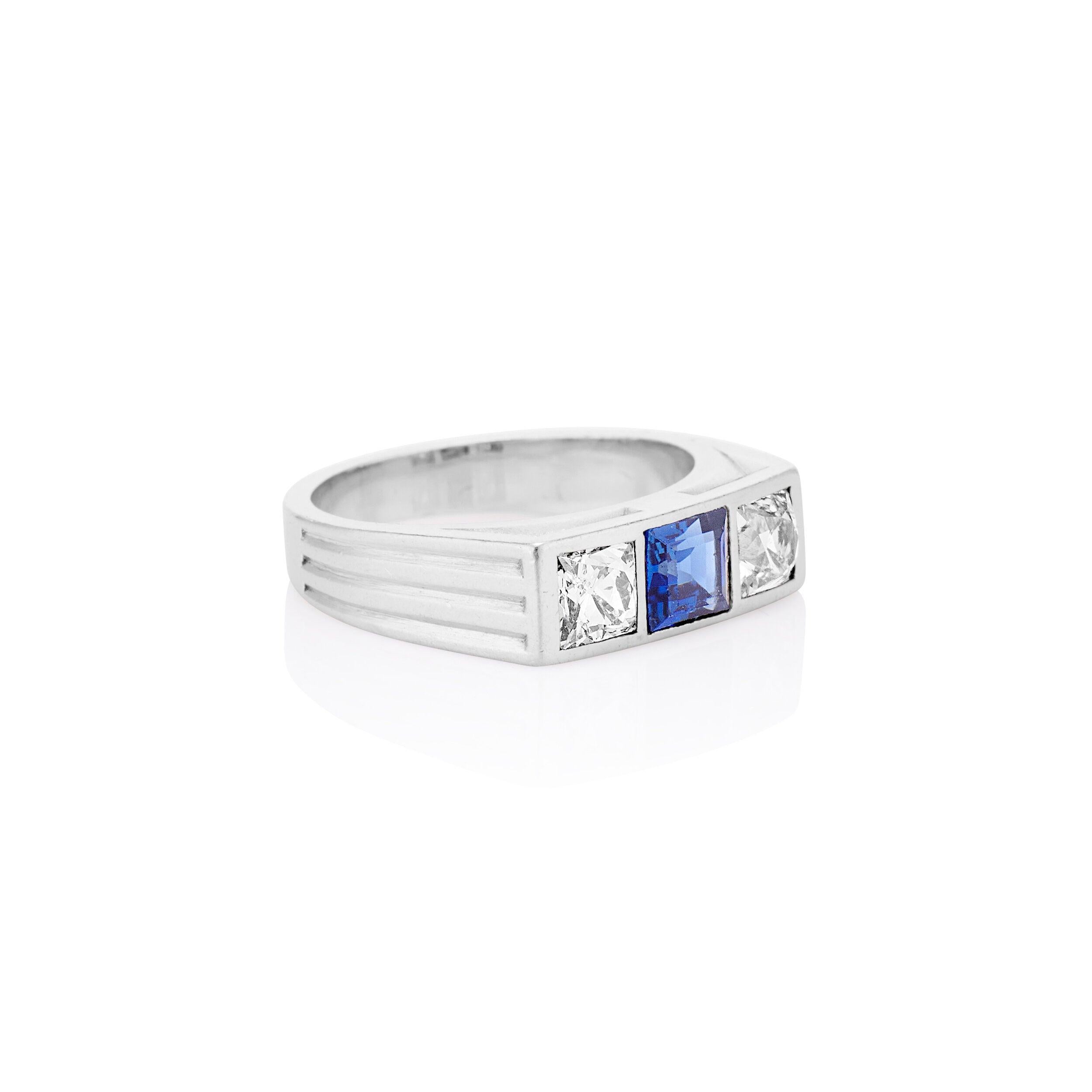 Französischer Art Deco Trilogy-Ring mit Saphiren und Diamanten im französischen Schliff im Zustand „Gut“ im Angebot in Hummelstown, PA